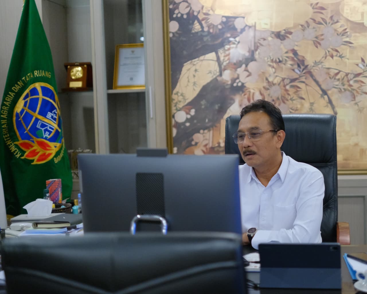 Sekretaris Jenderal Kementerian ATR/BPN, Dalu Agung Darmawan, memberikan arahan dalam Sosialisasi Permen ATR/Kepala BPN Nomor 2 Tahun 2026 secara daring, Rabu (04/03/2026).
