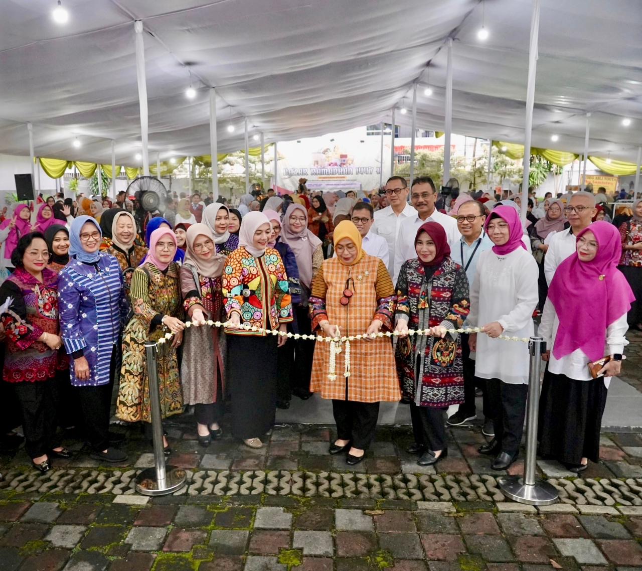Pembina Ikawati ATR/BPN, Dily Nusron Wahid yang didampingi oleh Ketua Umum Ikawati ATR/BPN, Erna Dalu dan Wakil Ketua Ikawati ATR/BPN, Dian Suyus saat berada di Bazar Ramadan.