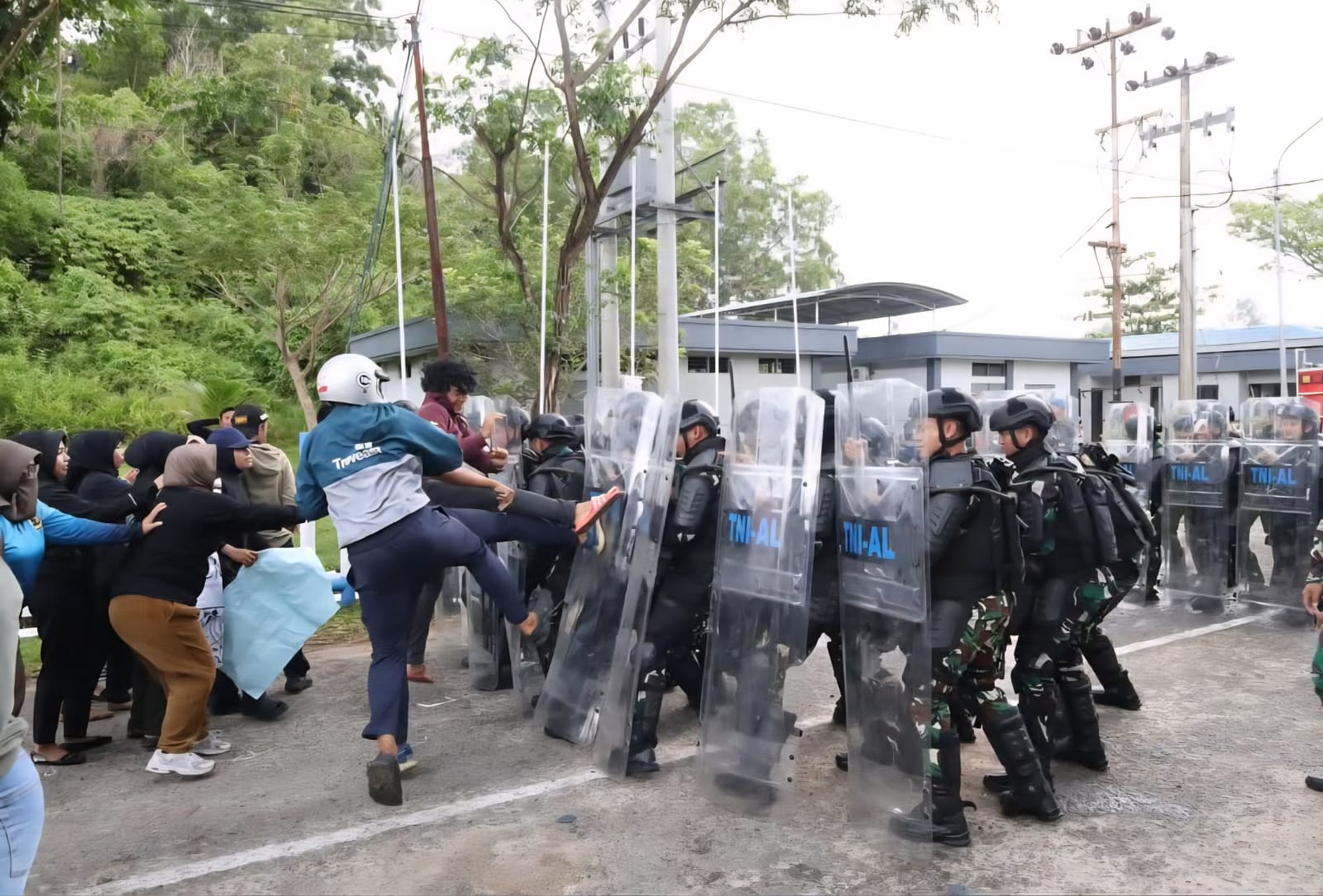 LATIHAN: Kemampuan prajurit Kodaeral XIII Tarakan diasah untuk menghadapi berbagai potensi ancaman dan Penanggulangan Huru-Hara. (KODAERAL XIII UNTUK HRK)
