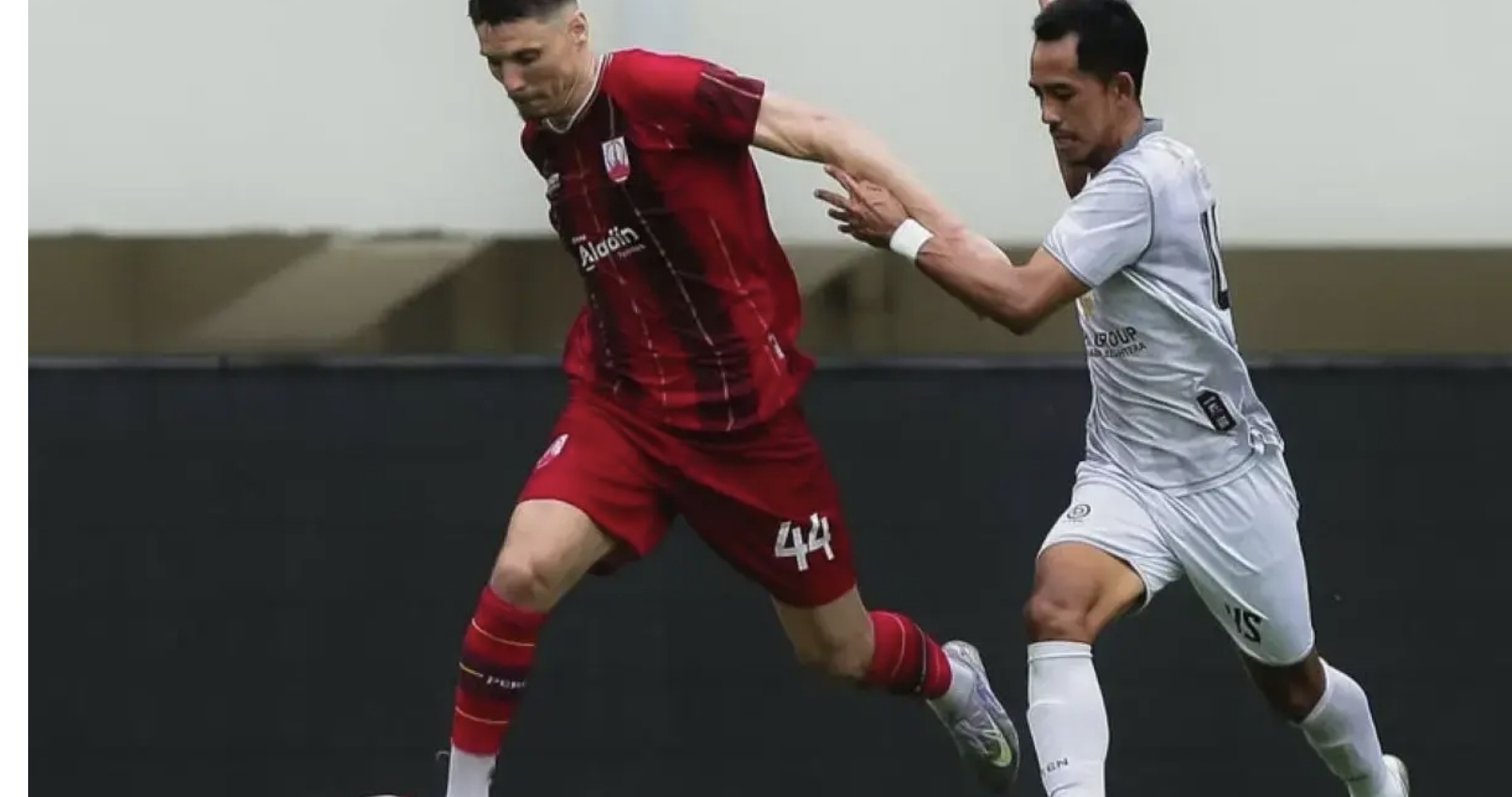Dusan Mijic (kiri) saat laga imbang Persis Solo melawan Madura United. (Dok. Persis Solo)  