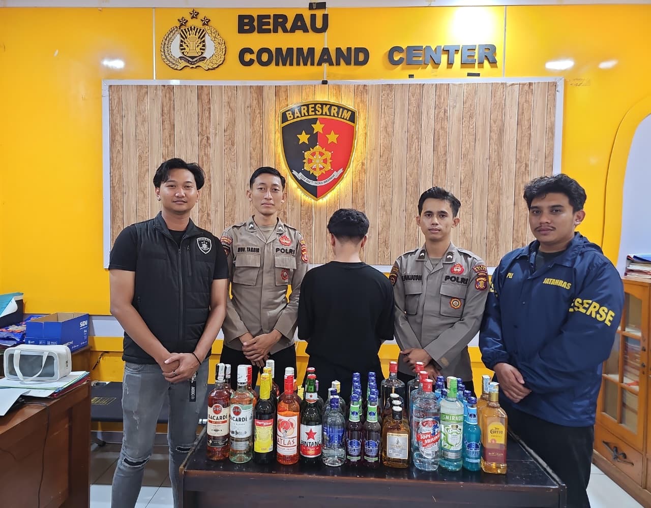 AMANKAN: Polsek Tanjung Redeb saat mengamankan penjual minol di wilayah hukum Polsek Tanjung Redeb. (ARTA KUSUMA YUNANDA/BP)