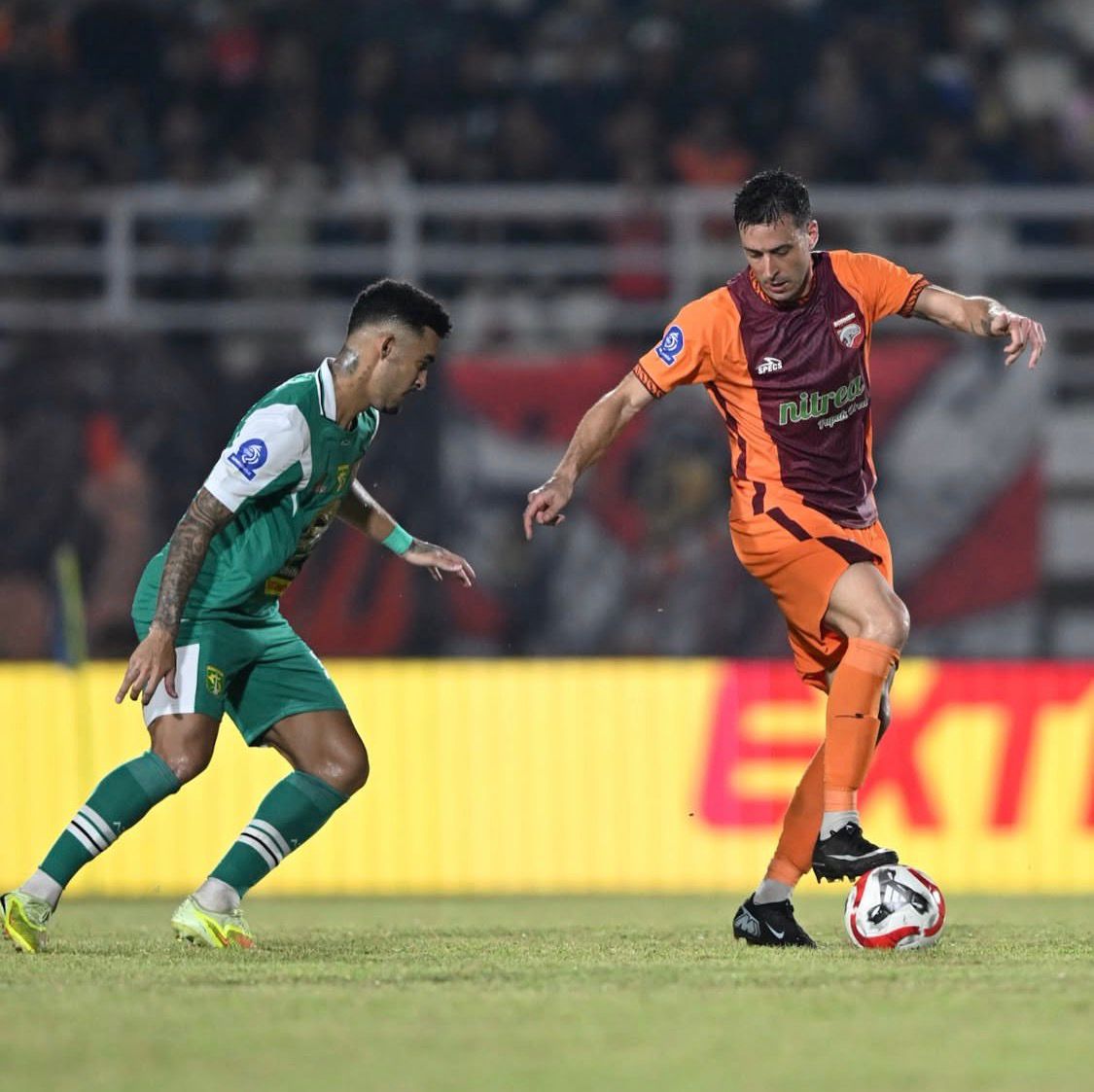 Pemain Persebaya Surabaya berebut bola dengan pemain Borneo FC saat laga pekan ke-25 Super League 2025-2026 di Stadion Segiri, Samarinda. (Borneo FC)  