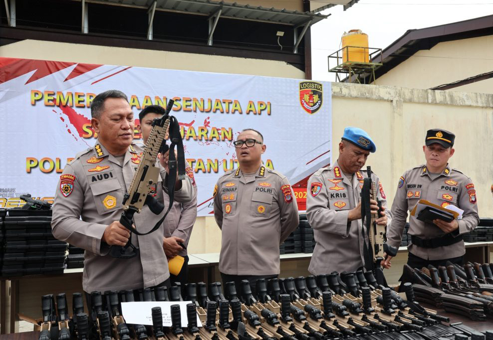PENGAWASAN SENPI: Irwasda Polda Kaltara Audi Alfrits Herman Manus (kiri) memeriksa senpi personel memastikan dalam kondisi layak pakai dan sesuai SOP. (POLDA KALTARA UNTUK HRK)
