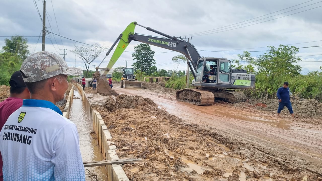 ILUSTRASI: Perbaikan salah satu jalan di Berau, dinilai mampu meningkatkan perekonomian masyarakat kampung. (BERAU POST)