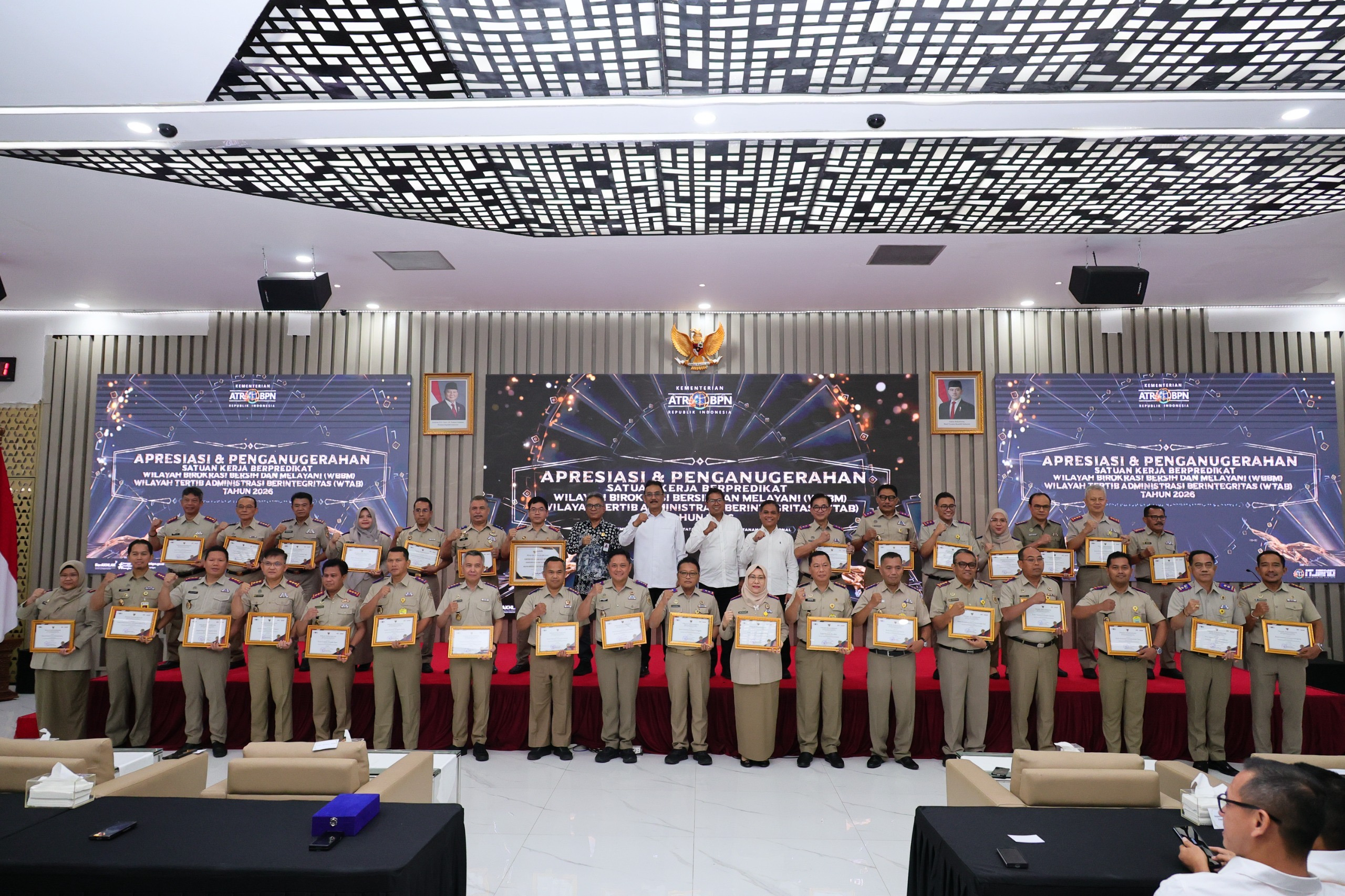 Sekjend Kementerian ATR/BPN, Dalu Agung Darmawan, menyerahkan piagam penghargaan predikat Wilayah Birokrasi Bersih dan Melayani (WBBM) serta Wilayah Tertib Administrasi Berintegritas (WTAB) Tahun 2026
