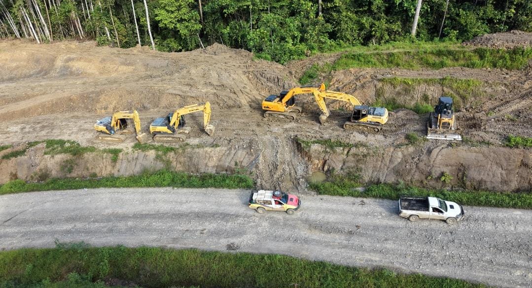 SIAGA: PPK Perbatasan 2 siagakan alat berat Disaster Relief Unit (DRU) di ruas Tering-Long Bagun 8, jelang hadapi arus mudik dan cuaca hujan. 
