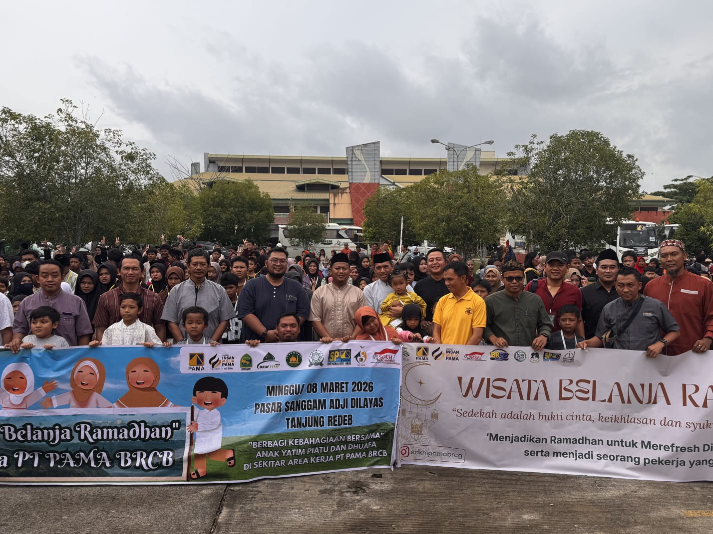 FOTO BERSAMA: Ratusan anak kurang mampu dari lingkar tambang berfoto bersama dengan manajemen PAMA dan Berau Coal, serta Sekkab Berau, Muhammad Said. (DAYAT/BP)
