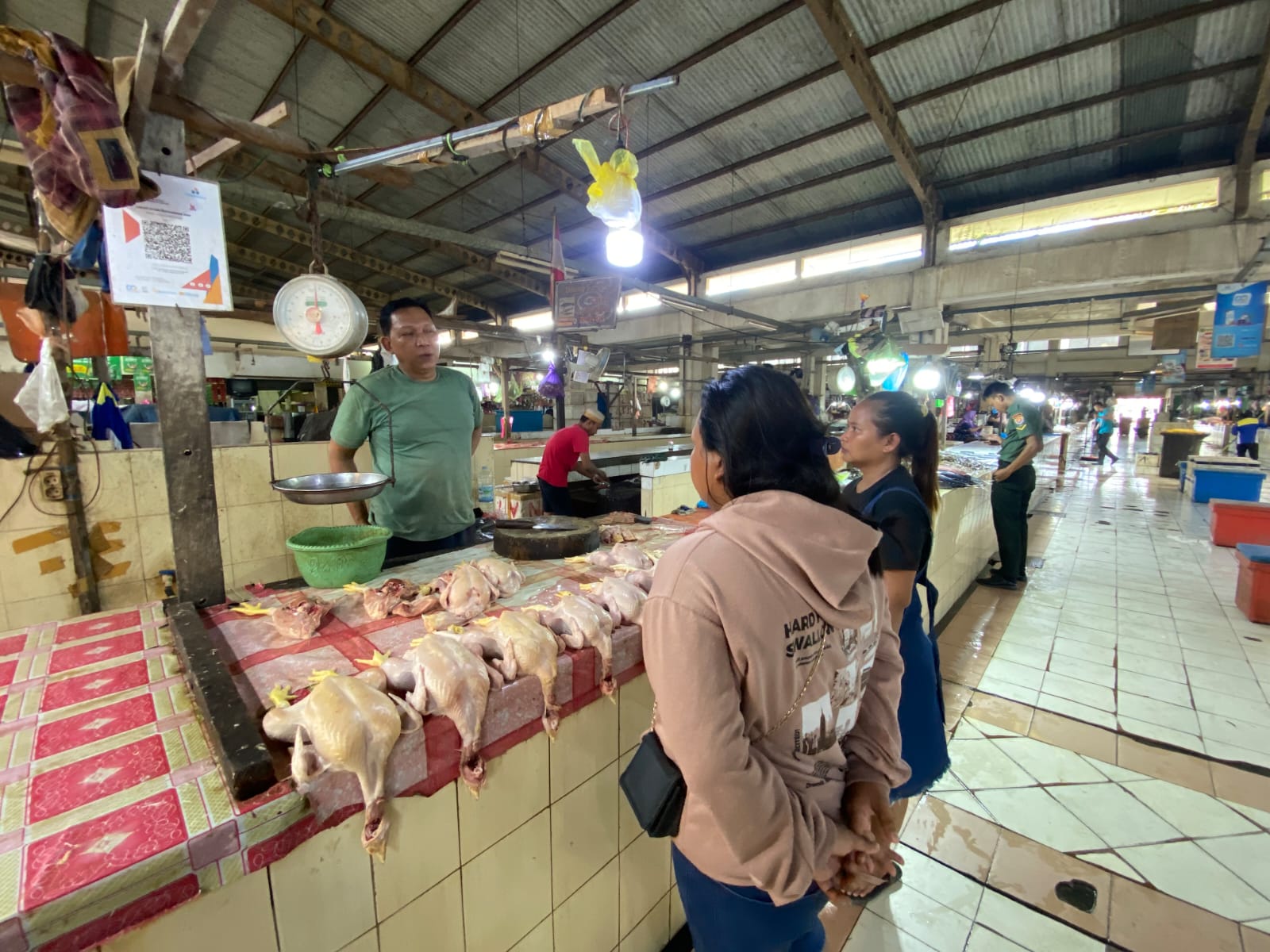 ILUSTRASI: Harga daging ayam ras mengalami kenaikan menjelang awal Ramadan dan turut menjadi salah satu pendorong inflasi di Kabupaten Berau pada Februari 2026. (IZZA/BP)