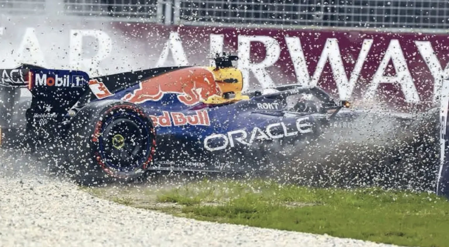 Max Verstappen tabrakan di Australia. (AFP via Jawa Pos Koran)