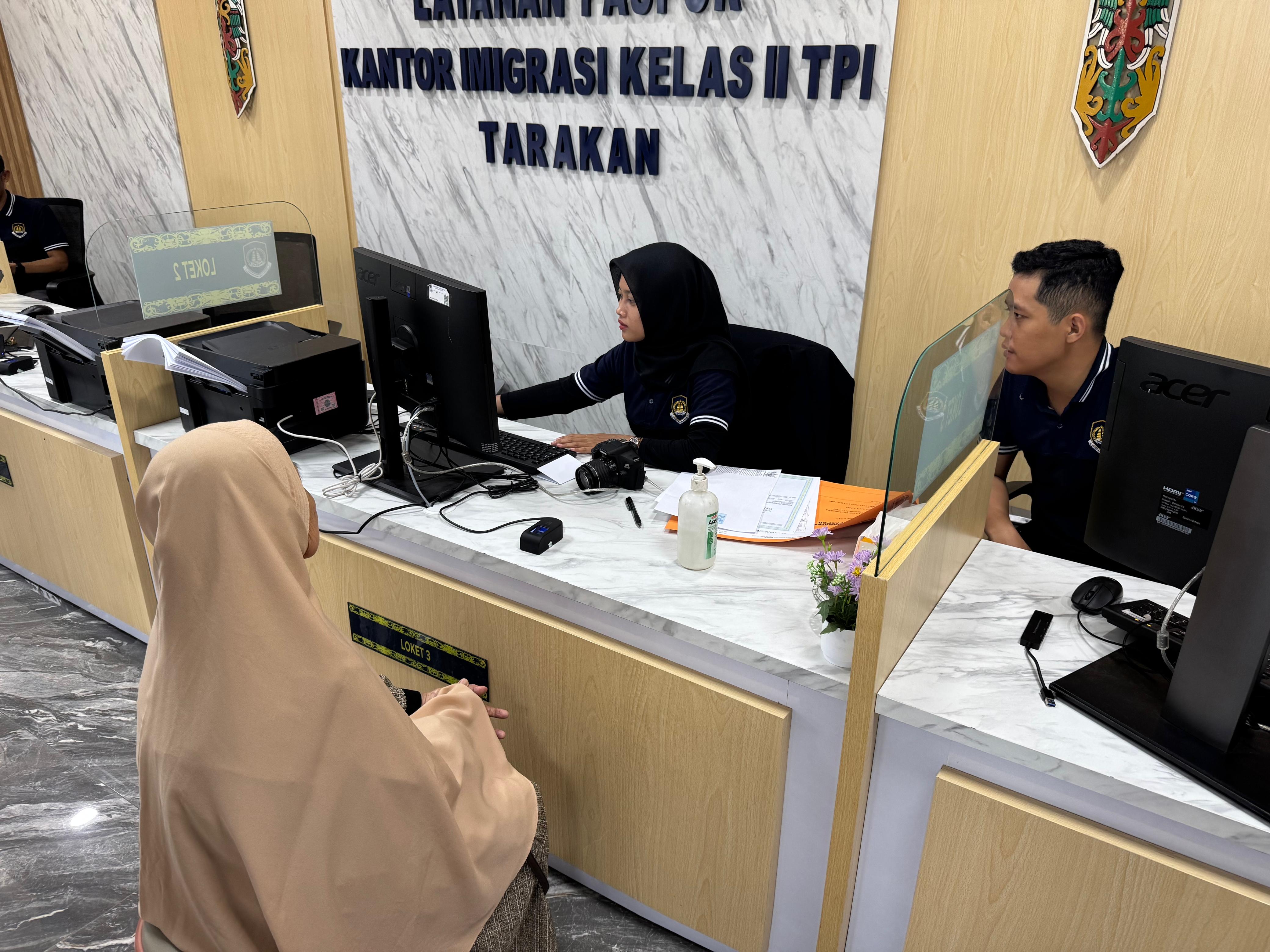 BERJALAN NORMAL: Pelayanan paspor di kantor Imigrasi Tarakan berjalan normal meski ada pembatasan penerbangan internasional ke Timur Tengah. (SEPTIAN ASMADI/HRK)