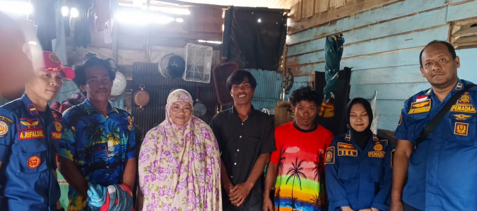 SELAMAT: Para korban yang sempat dinyatakan hilang saat melaut kini sudah kembali bersama keluarga masing-masing. (ARTA KUSUMA YUNANDA/BP)