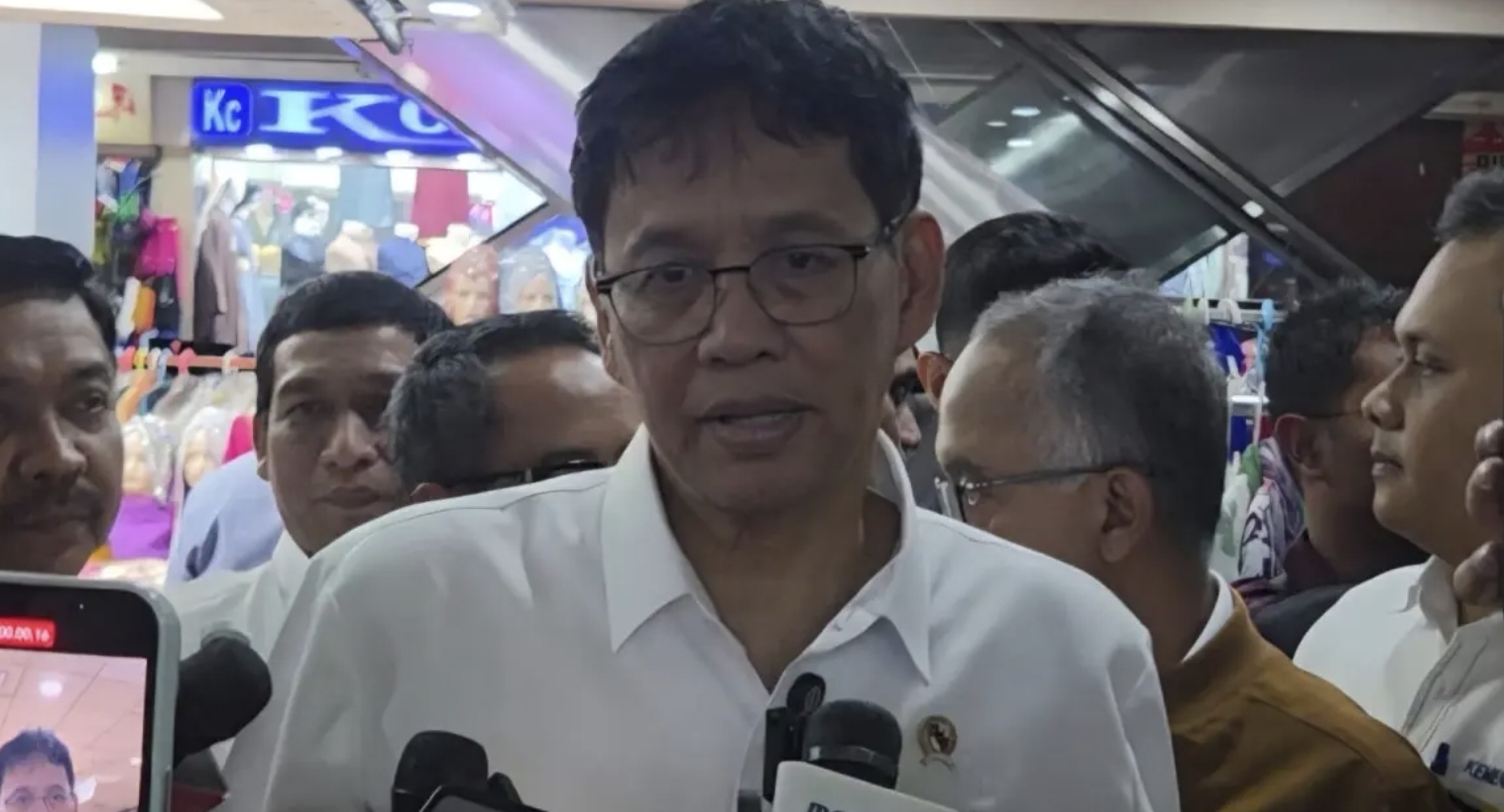 Menteri Keuangan Purbaya Yudhi Sadewa memberi keterangan terkait harga minyak dunia, Senin (9/3/2026). (Nurul F/JawaPos.com)