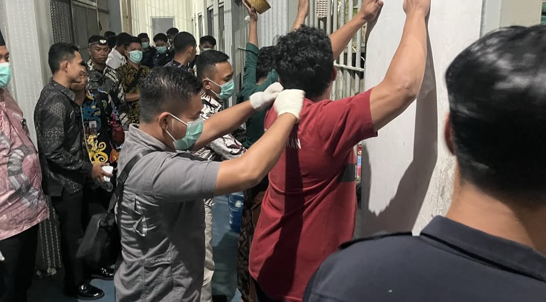 BARANG TERLARANG: Petugas lapas kembali lakukan razia dengan sasaran penggeledahan berada di Kamar 6 Blok Pesantren. (LAPAS KELAS II A TARAKAN UNTUK HRK)