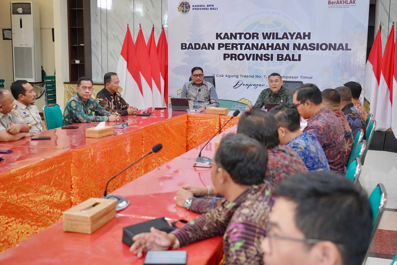 Wakil Menteri ATR/Wakil Kepala BPN, Ossy Dermawan, memberikan arahan saat acara sharing session bersama jajaran Kanwil BPN Provinsi Bali di Denpasar, Senin (09/03/2026).