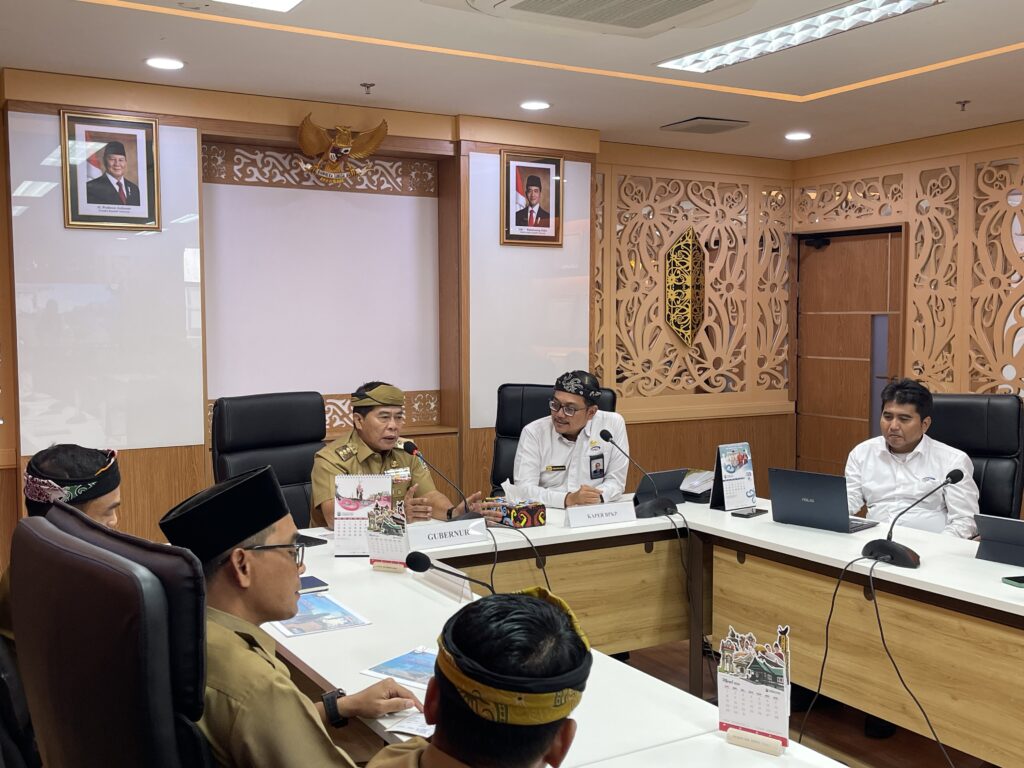 KOORDINASI: Gubernur Kaltara, Zainal A. Paliwang menerima audiensi Kepala Perwakilan BPKP Kaltara, Sindu Senjaya Aji, di Ruang Rapat Lantai 5 Kantor Gubernur Kaltara, Senin (9/3) lalu. (DKISP KALTARA)