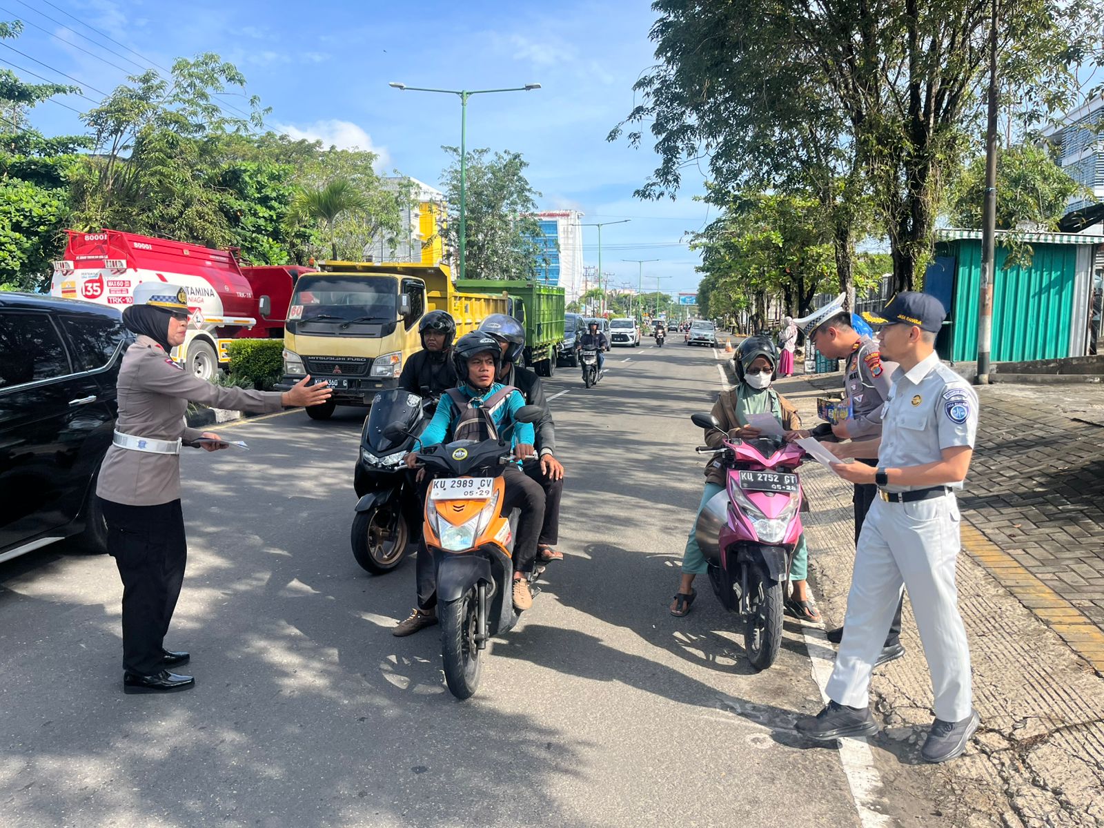 PAJAK KENDARAAN: Petugas gabungan memeriksa pajak kendaraan bermotor, Rabu (11/3). (UPT BAPENDA TARAKAN UNTUK HRK)