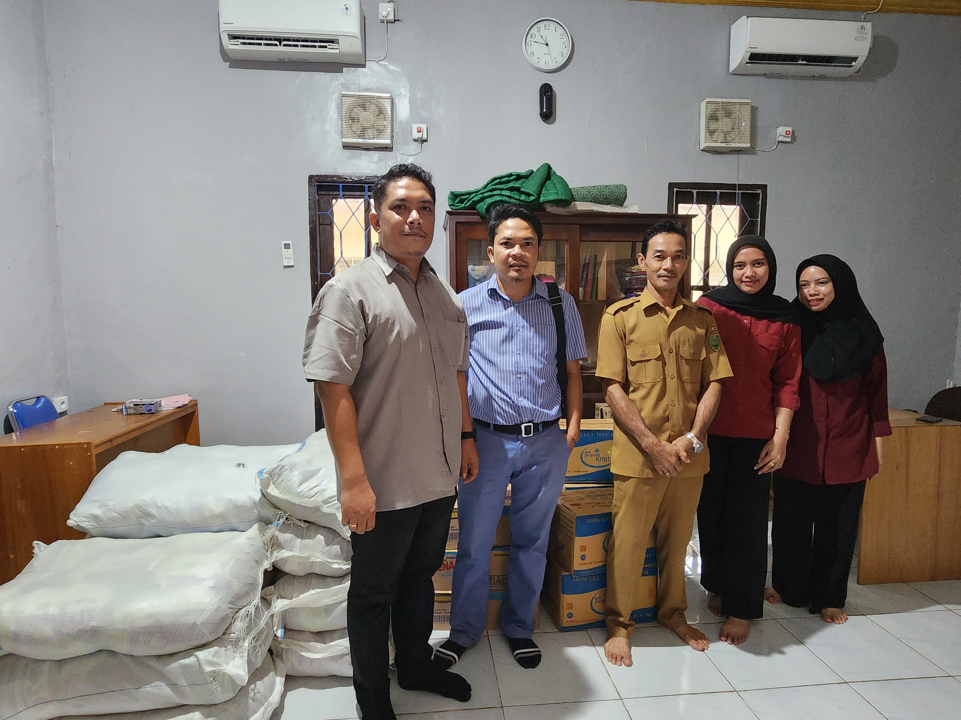 KEPEDULIAN: Perwakilan Manajemen KLK Berau Region usai menyerahkan ratusan paket bingkisan hari raya di salah satu area lingkar perusahaan, di Kampung Tasuk, Selasa (10/3). (ISTIMEWA)