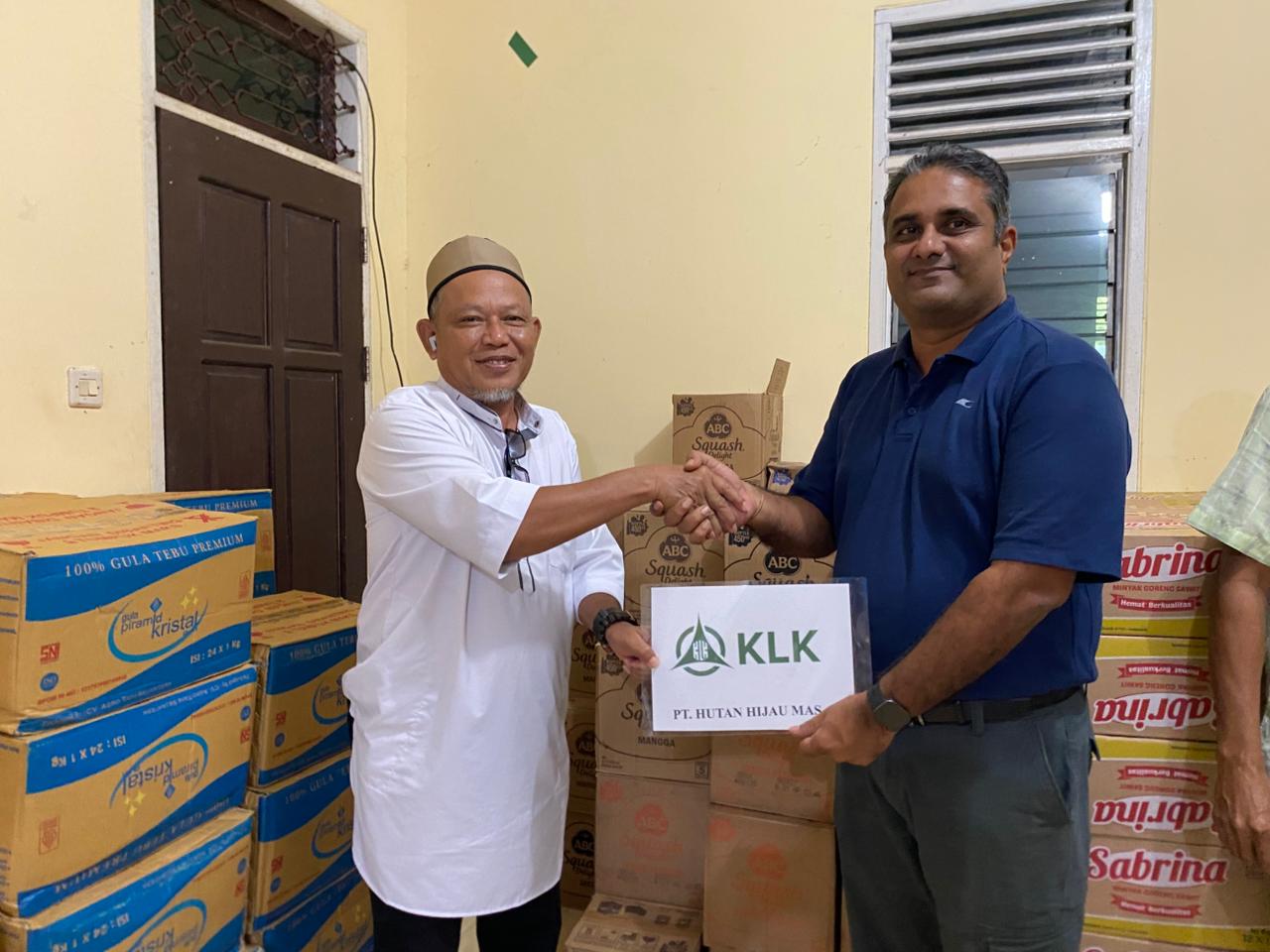 Perwakilan Manajemen KLK Berau Region usai menyerahkan ratusan paket bingkisan hari raya di salah satu area lingkar perusahaan, di Kampung Gunung Sari, Segah, Rabu (12/3). (KLK BERAU UNTUK BP)