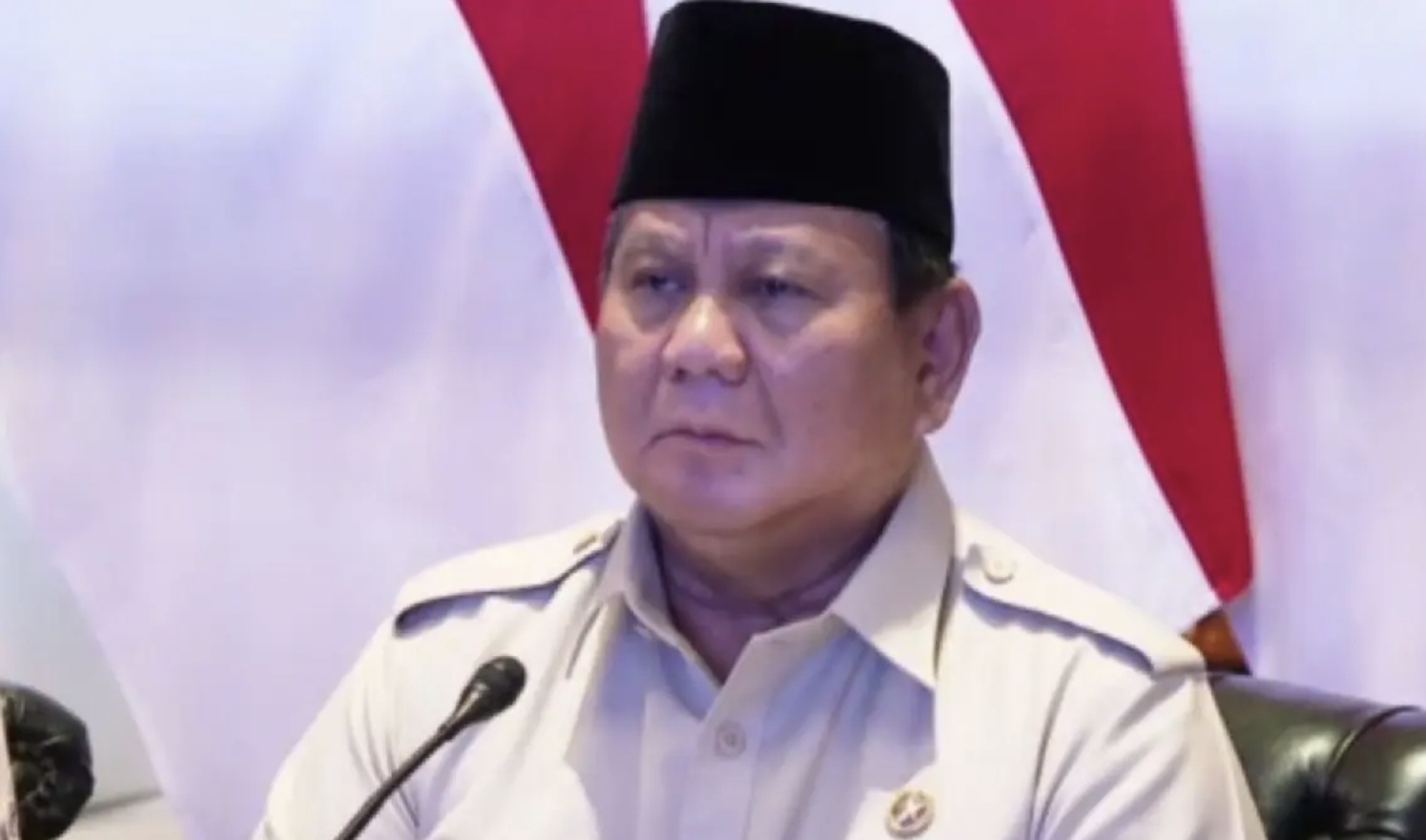 Presiden Prabowo Subianto memberikan sambutan dalam peresmian 218 jembatan melalui tayangan konferensi video dari Jakarta, Senin (9/3). (ANTARA/YouTube Setpres)
