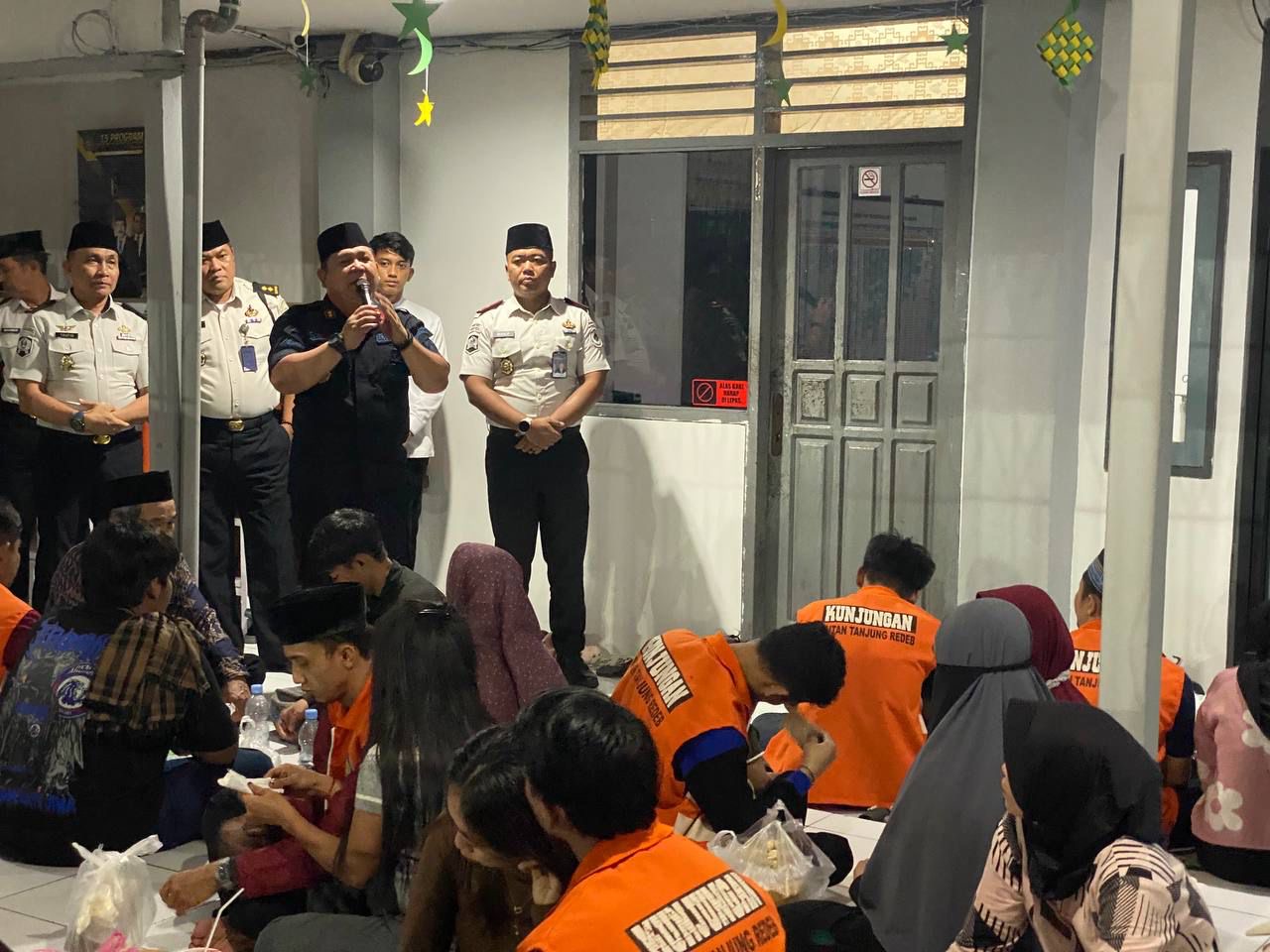 LAKUKAN KUNJUNGAN: Kepala Kantor Wilayah Ditjenpas Kaltimtara Endang Lintang Hardiman saat menyapa para WBP dan keluarganya yang sedang berbuka bersama. (ARTA KUSUMA YUNANDA/BP)