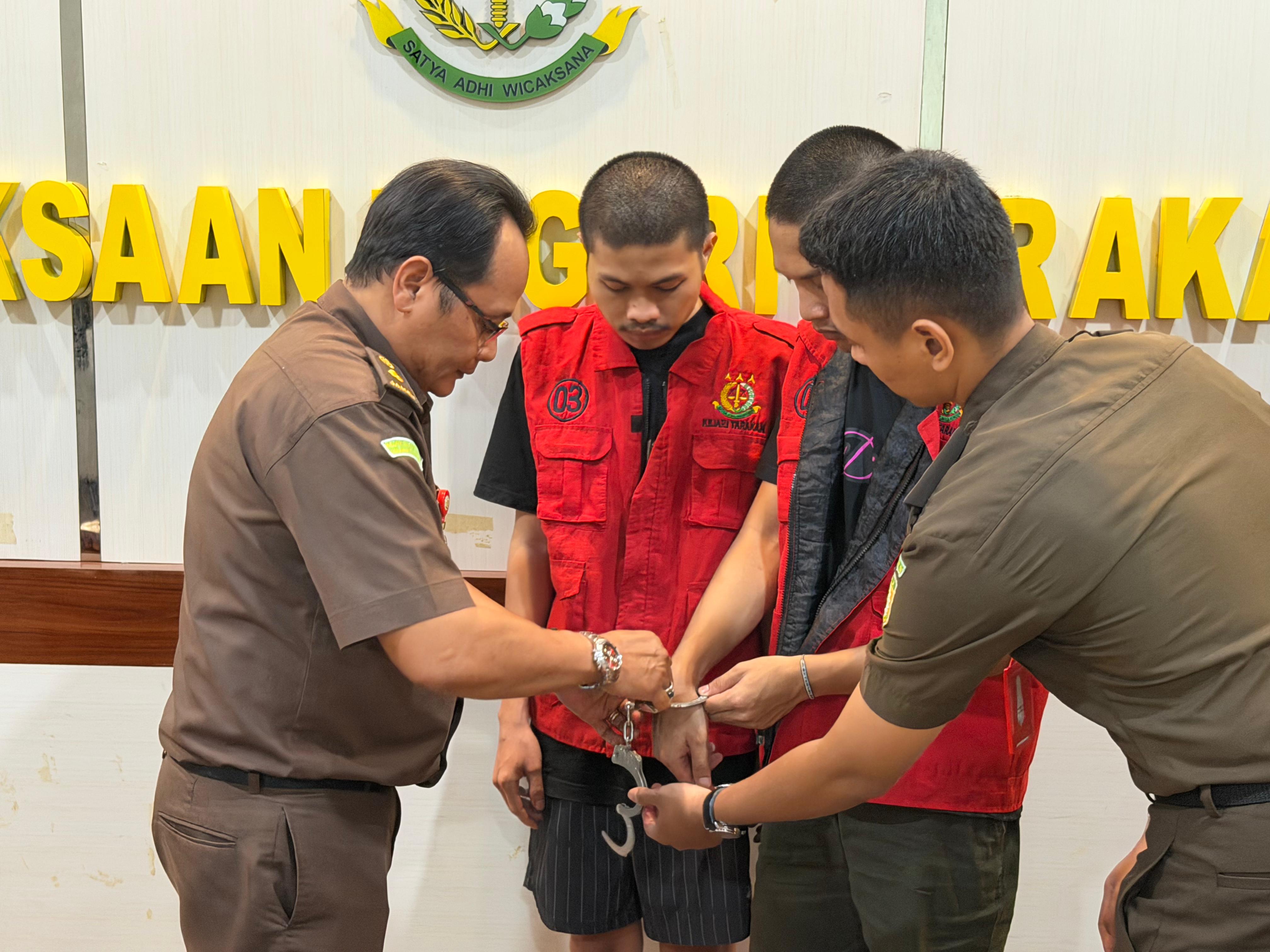 BEBAS: Para tersangka pengeroyokan dibebaskan melalui mekanisme restorative justice oleh Kejari Tarakan, Selasa (10/3). (SEPTIAN ASMADI/HRK)