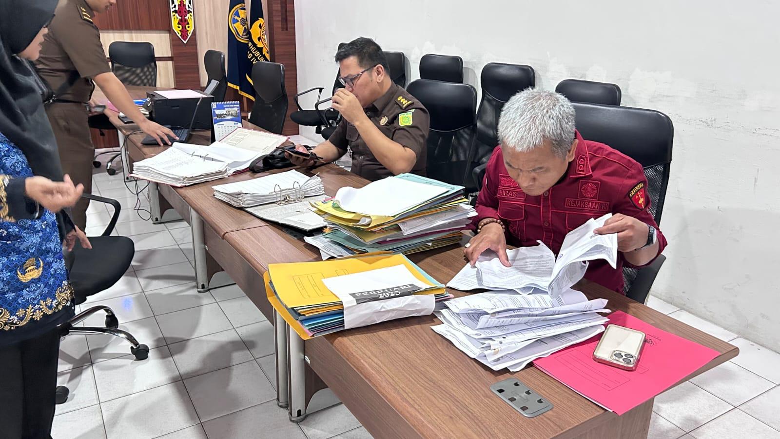 GELEDAH: Tim penyidik Kejati Kaltara saat menggeledah empat OPD di lingkungan Pemkab Nunukan, beberapa waktu lalu. (KEJATI KALTARA)