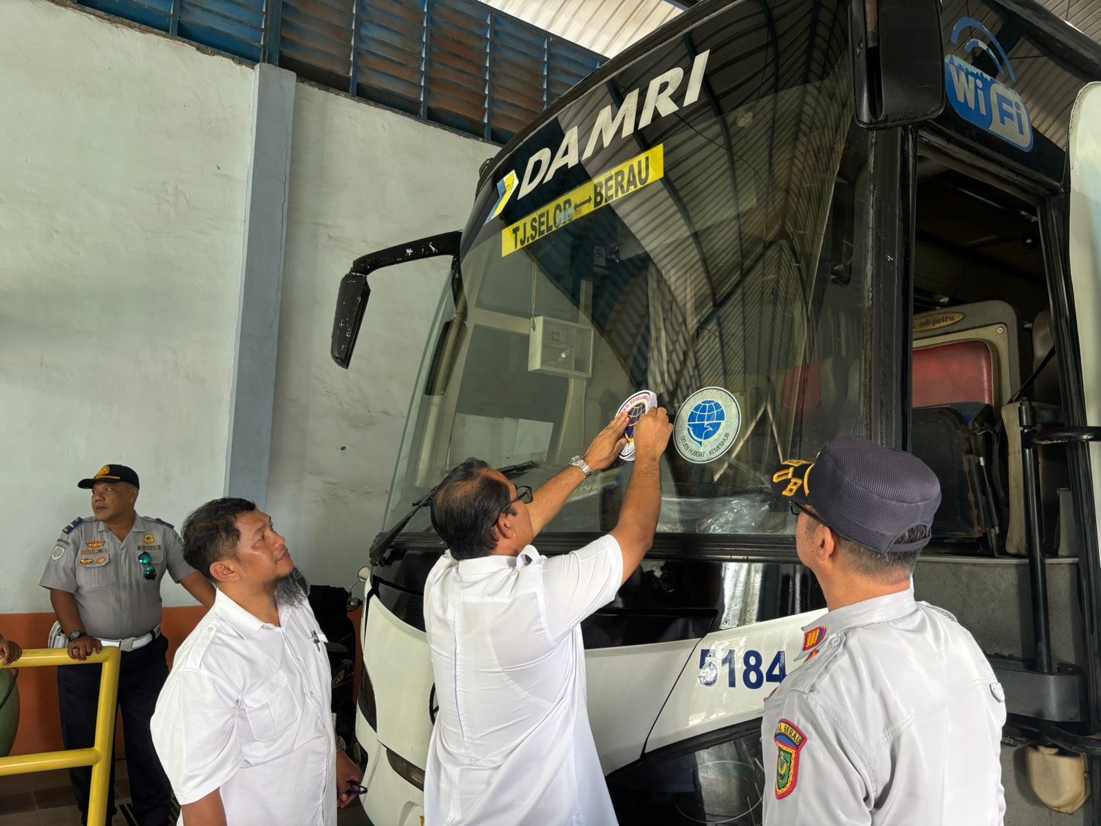 CEK ARMADA: Beberapa kekurangan ditemukan Dishub Berau pada sejumlah bus angkutan mudik tahun ini. (DISHUB UNTUK BERAU POST)