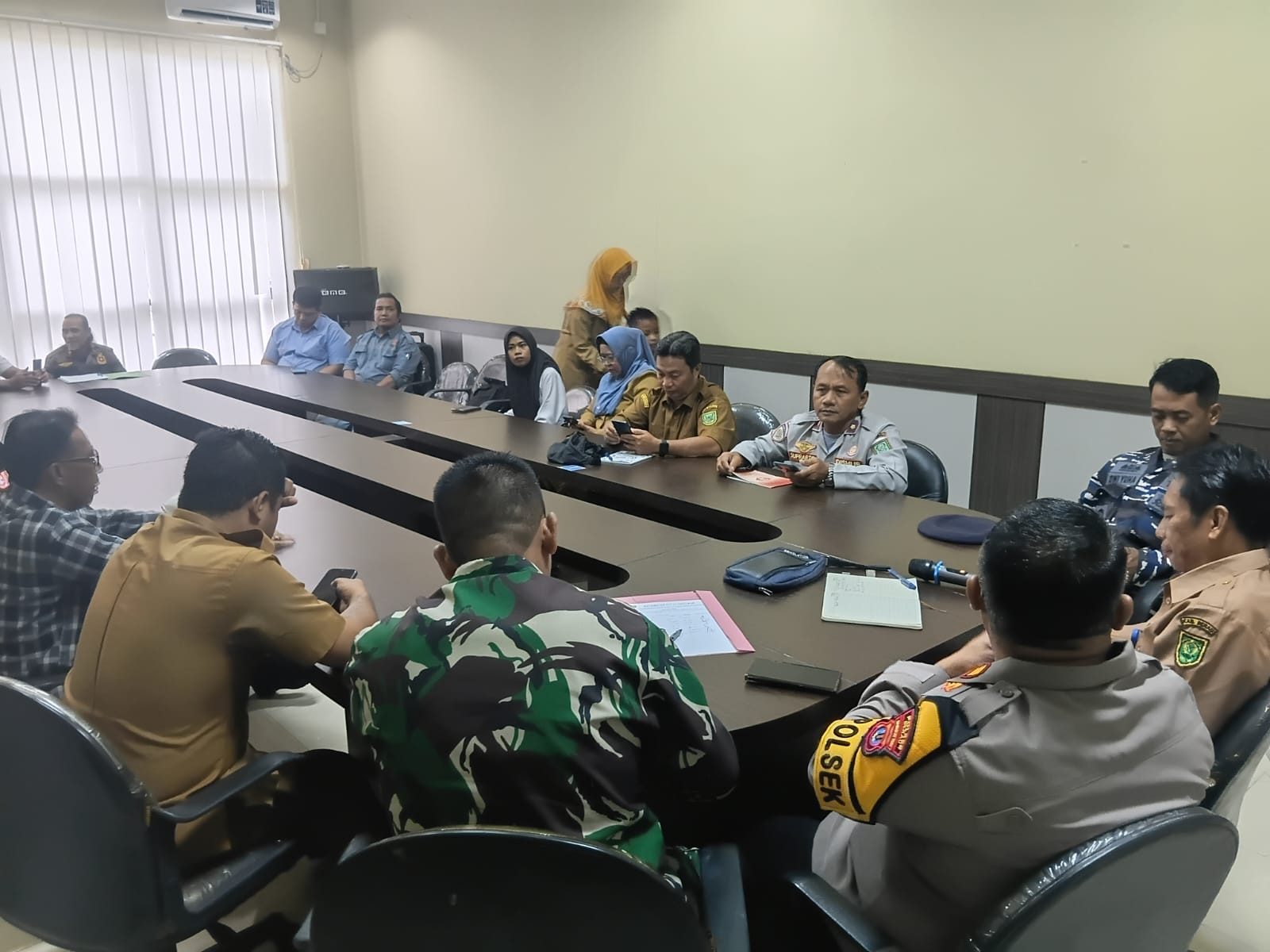 PERSIAPAN: UPT Dermaga Sidayang Tanjung Batu dan Forkopimcam Tanjung Batu saat melaksanakan rapat koordinasi membahas kesiapan menyambut lonjakan penyeberangan di libur lebaran mendatang. (SENO/BP)