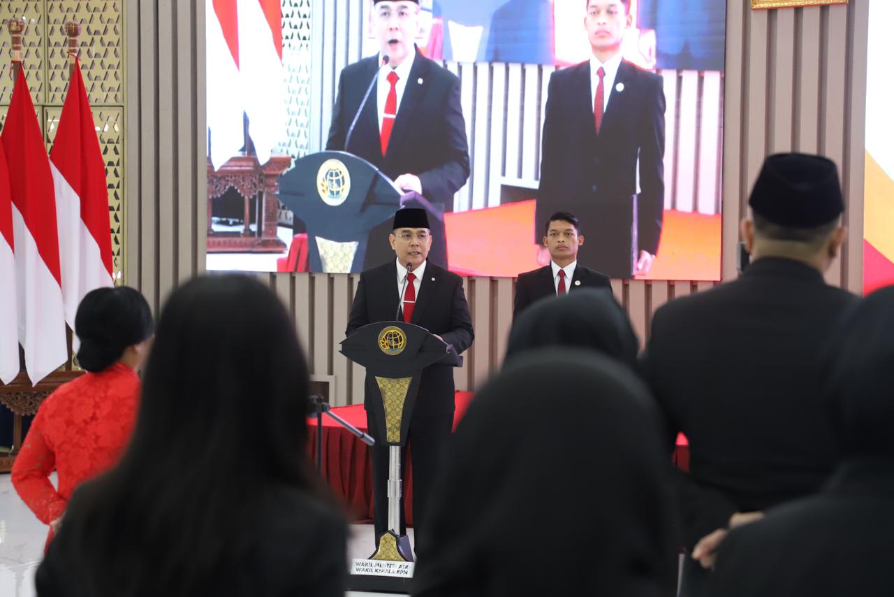 Wakil Menteri ATR/Wakil Kepala BPN, Ossy Dermawan, memimpin prosesi Pelantikan dan Pengambilan Sumpah/Janji Jabatan 4 Pejabat Pengawas dan 176 Pejabat Fungsional di Aula Prona, Jakarta.
