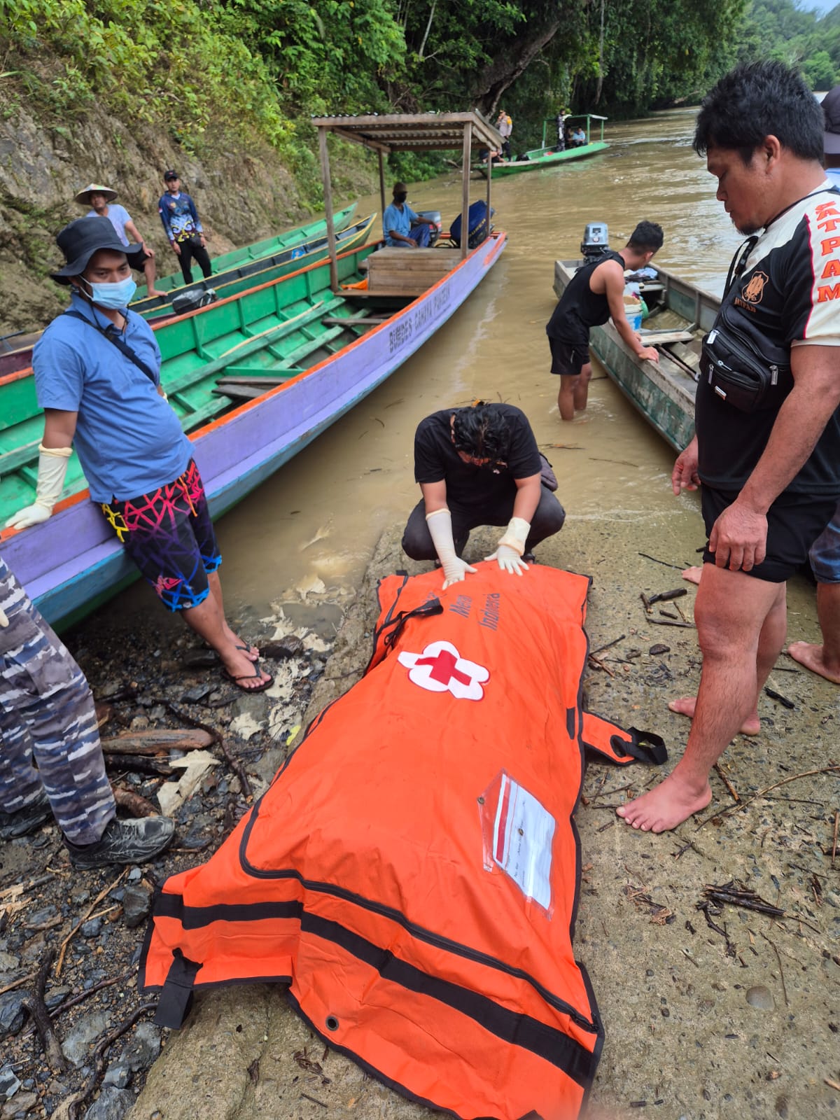 TAK BERNYAWA: Korban yang dilaporkan hilang di Sungai Kayan akhirnya ditemukan meninggal dunia, Kamis (12/2). (POLSEK LONG PESO)
