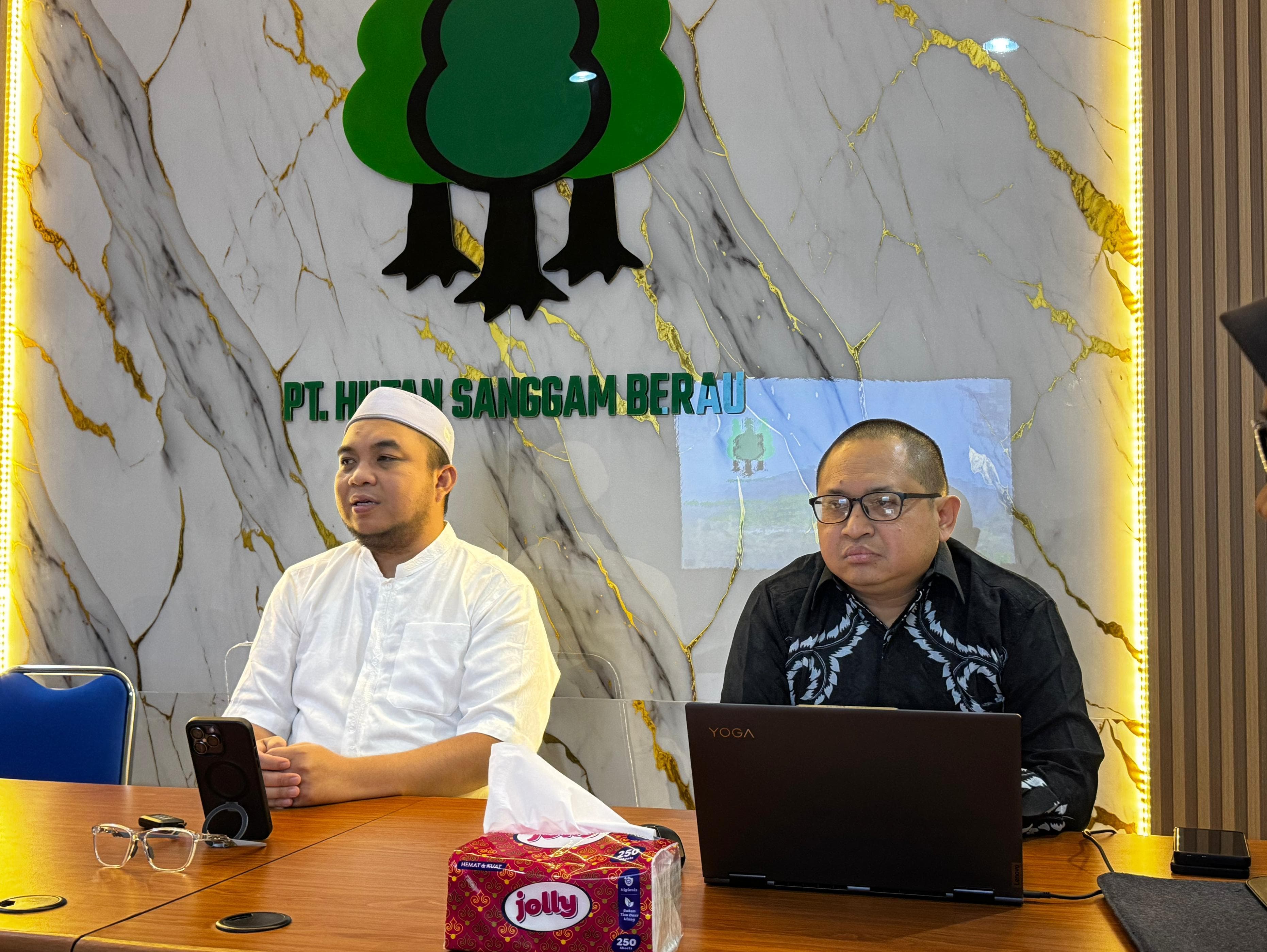 LAPORAN TAHUNAN: Direktur Utama PT HSB, Roby Maula, didampingi Direktur Operasional PT HSB, Wawan, saat menyampaikan laporan tahunan PT HSB di kantornya, Jalan Gunung Panjang, Kamis (12/3). (SENO/BP)