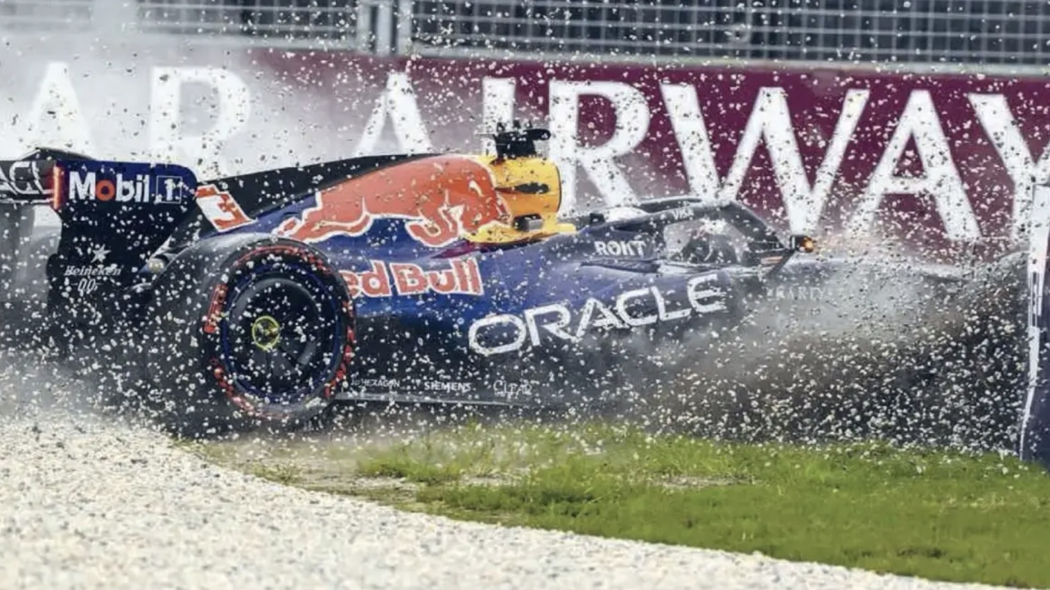 Max Verstappen tabrakan di Australia. (AFP via Jawa Pos Koran)