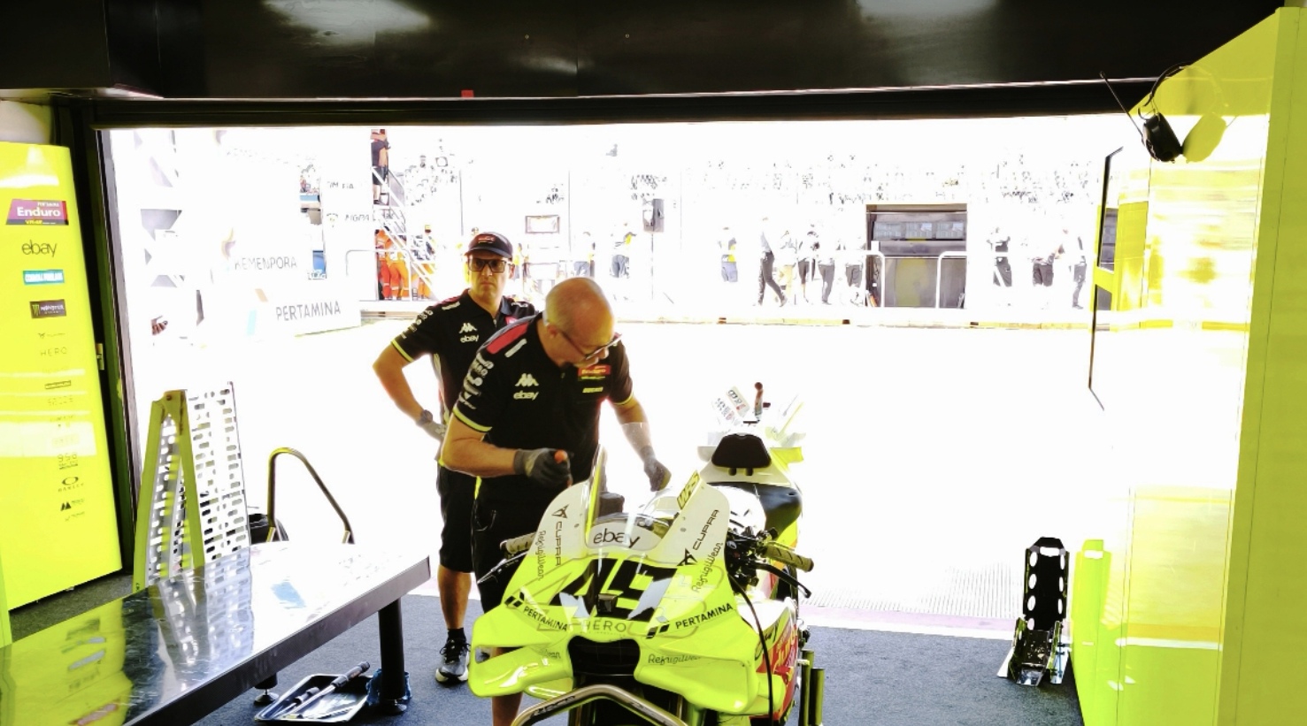 Teknisi melakukan pengecekan pada motor Fabio Di Gianntonio di paddock Pertamina Enduro VR46 Racing Team.(Dinarsa Kurniawan/JawaPos.com)