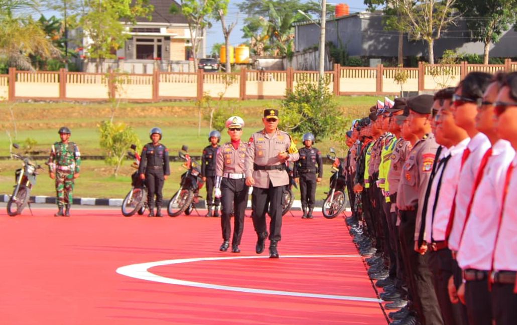 KEAMANAN LEBARAN: Kapolda Kaltara Irjen Pol Djati Wiyoto Abadhy memeriksa pasukan apel Operasi Ketupat 2026 di halaman Makopolda Kaltara. (IPUNK HRK)