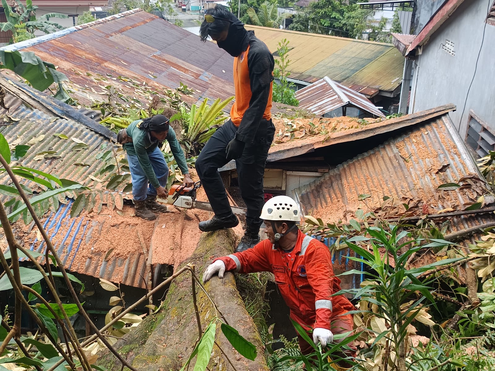 TERDAMPAK LONGSOR: Rumah di Jalan Kusuma Bangsa, RT 52, Kelurahan Karang Anyar terdampak longsor, Jumat (13/3). (SEPTIAN ASMADI/HRK)
