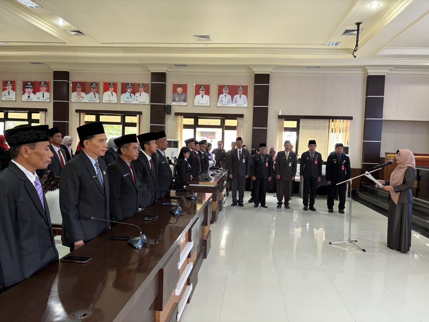 DILANTIK: Pelantikan 119 pejabat di lingkungan Pemkab Berau oleh Bupati Berau Sri Juniarsih di Ruang Rapat Sangalaki, Sekretariat Kabupaten Berau, Jumat (13/3). (IZZA/BP)