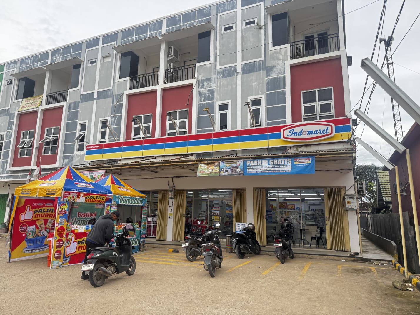 DIBATASI: Pengelola retail modern diingatkan mematuhi jam operasional sesuai peraturan yang berlaku. (SENO/BP)