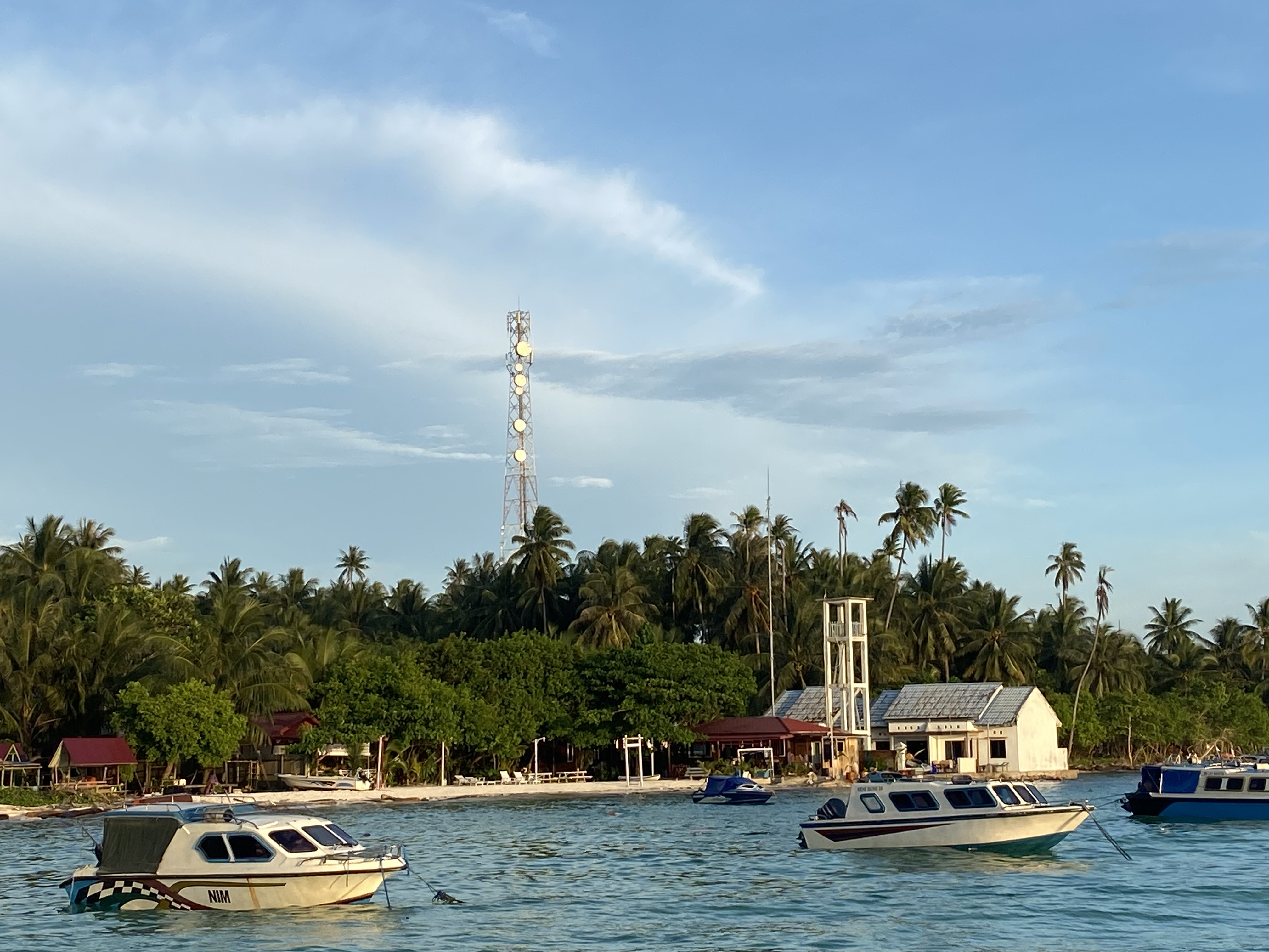 PEMERATAAN INTERNET: Diskomimfo Berau terus menjalin komunikasi dan koordinasi dengan penyedia layanan internet untuk memperkuat jaringan internet di Pulau Maratua.(SENO/BP)