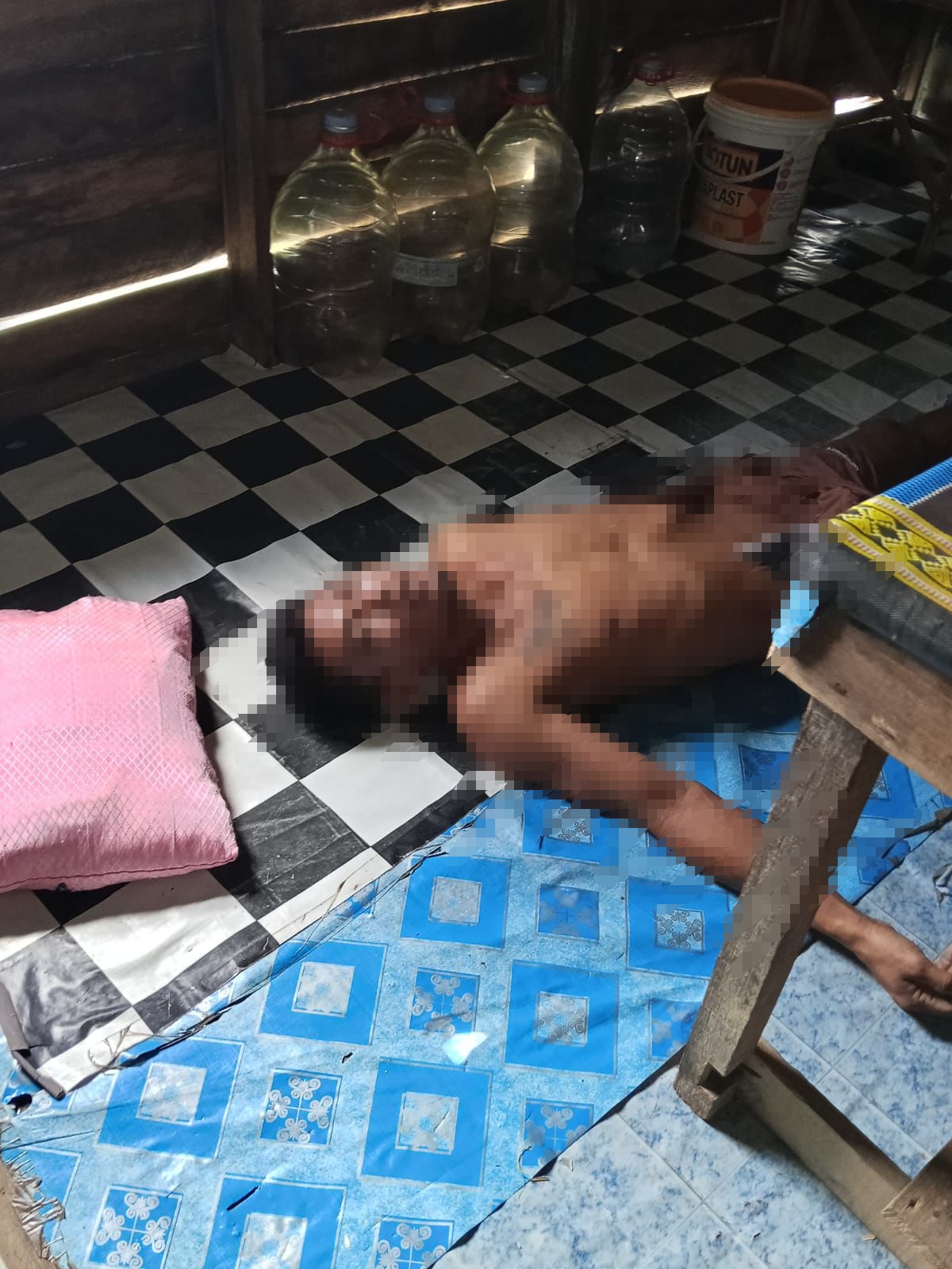 AKHIRI HIDUP: Korban diduga meninggal dunia akibat bunuh diri ditemukan di bagian dapur rumah. (DOKUMEN WARGA)