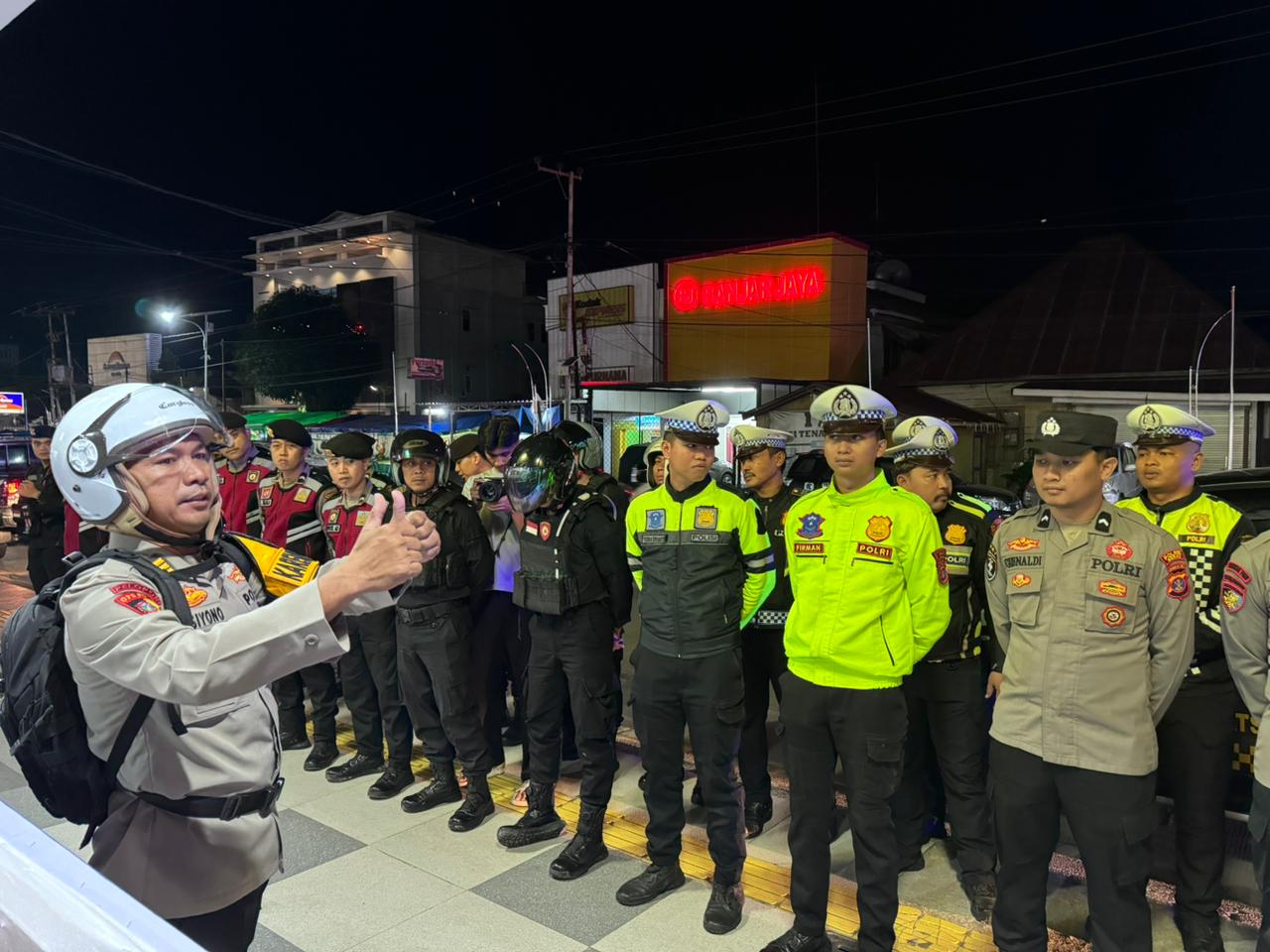 GIAT: Kabag Ops Polres Berau, AKP Kasiyono memimpin Apel Gabungan Cipkon di simpang Jalan Pemuda, Tanjung Redeb, Sabtu (14/3). (HUMAS POLRES BERAU UNTUK BERAU POST)