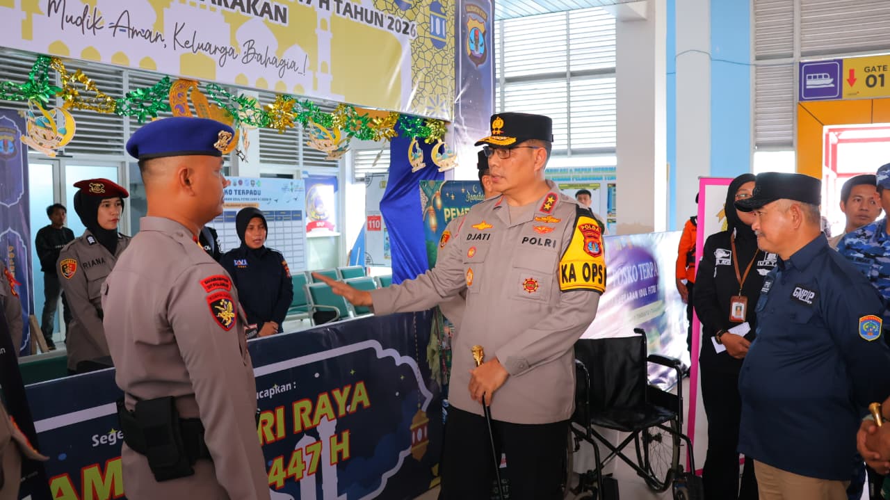 TINJAU LANGSUNG: Kapolda Kaltara Irjen Pol Djati Wiyoto Abadhy lakukan pengecekan personel di Pelabuhan Tengkayu I Tarakan, Jumat (13/3) lalu. (POLDA KALTARA UNTUK HRK)