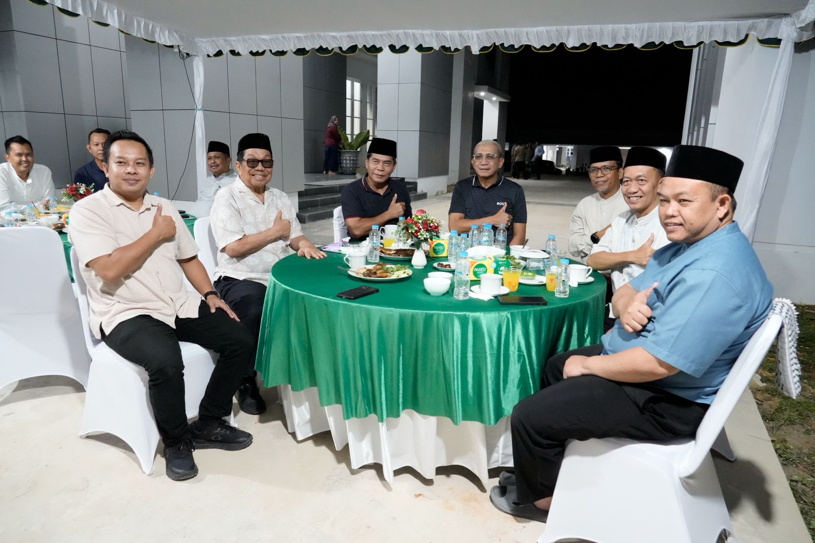 DISKUSI SANTAI: Suasana hangat terasa saat gubernur menjamu tamunya untuk berbuka puasa bersama di Rumah Jabatan Gubernur Kaltara. (DKISP KALTARA)