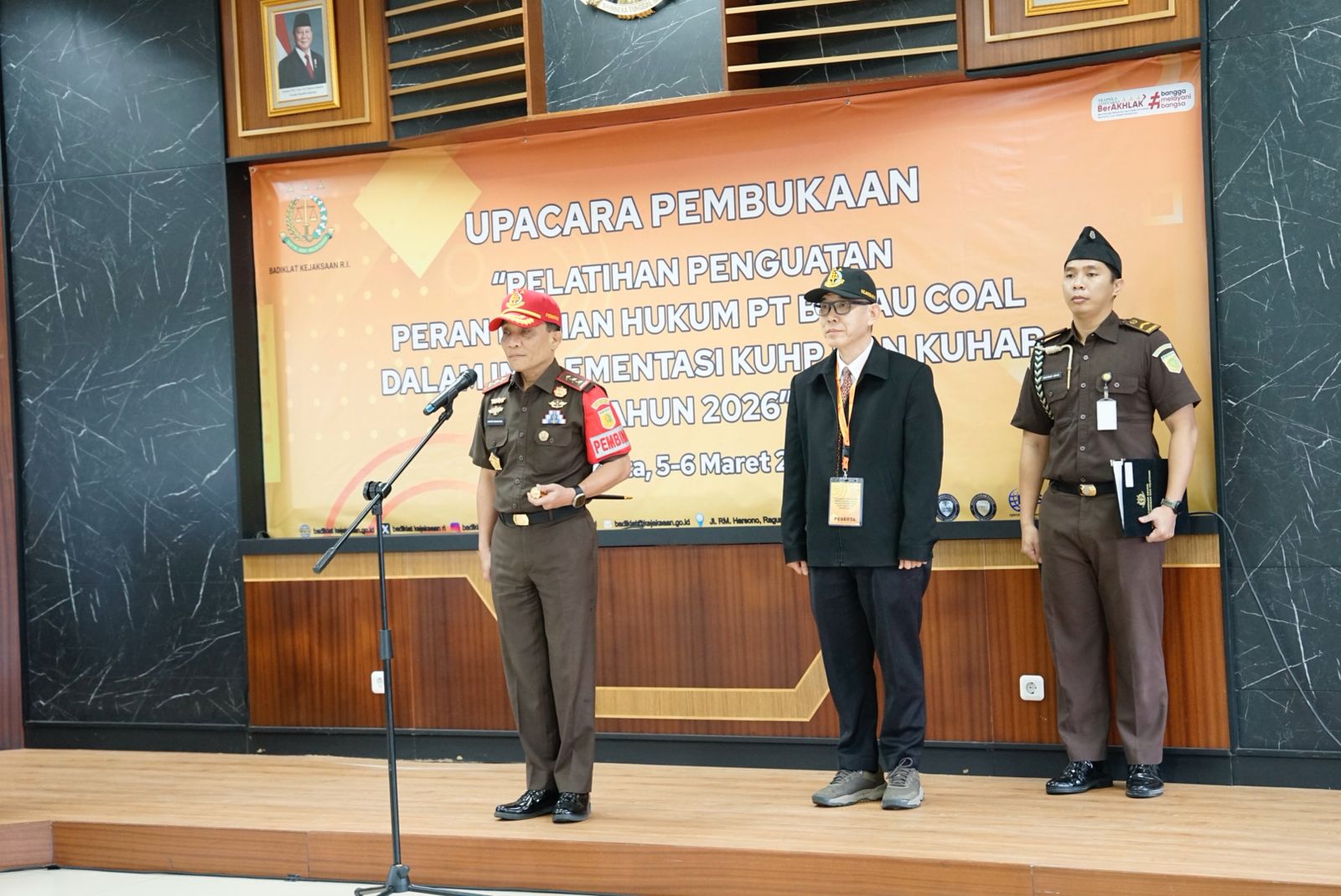 PEMBUKAAN: Kepala Badiklat Kejaksaan RI, Dr. Leonard Eben Ezer Simanjuntak memimpin upacara pembukaan pelatihan. (PT BERAU COAL UNTUK BERAU POST)