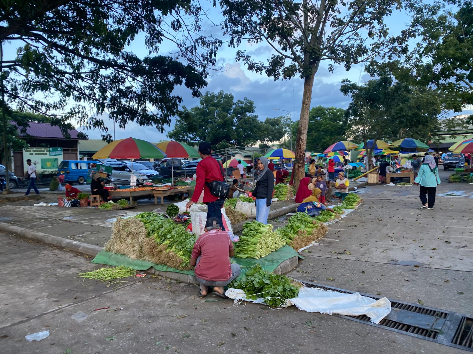 PEMBENAHAN: Bupati Berau Sri Juniarsih meminta penertiban Pasar Sanggam Adji Dilayas serta peningkatan kebersihan dan pengelolaan pasar. (IZZA/BP)