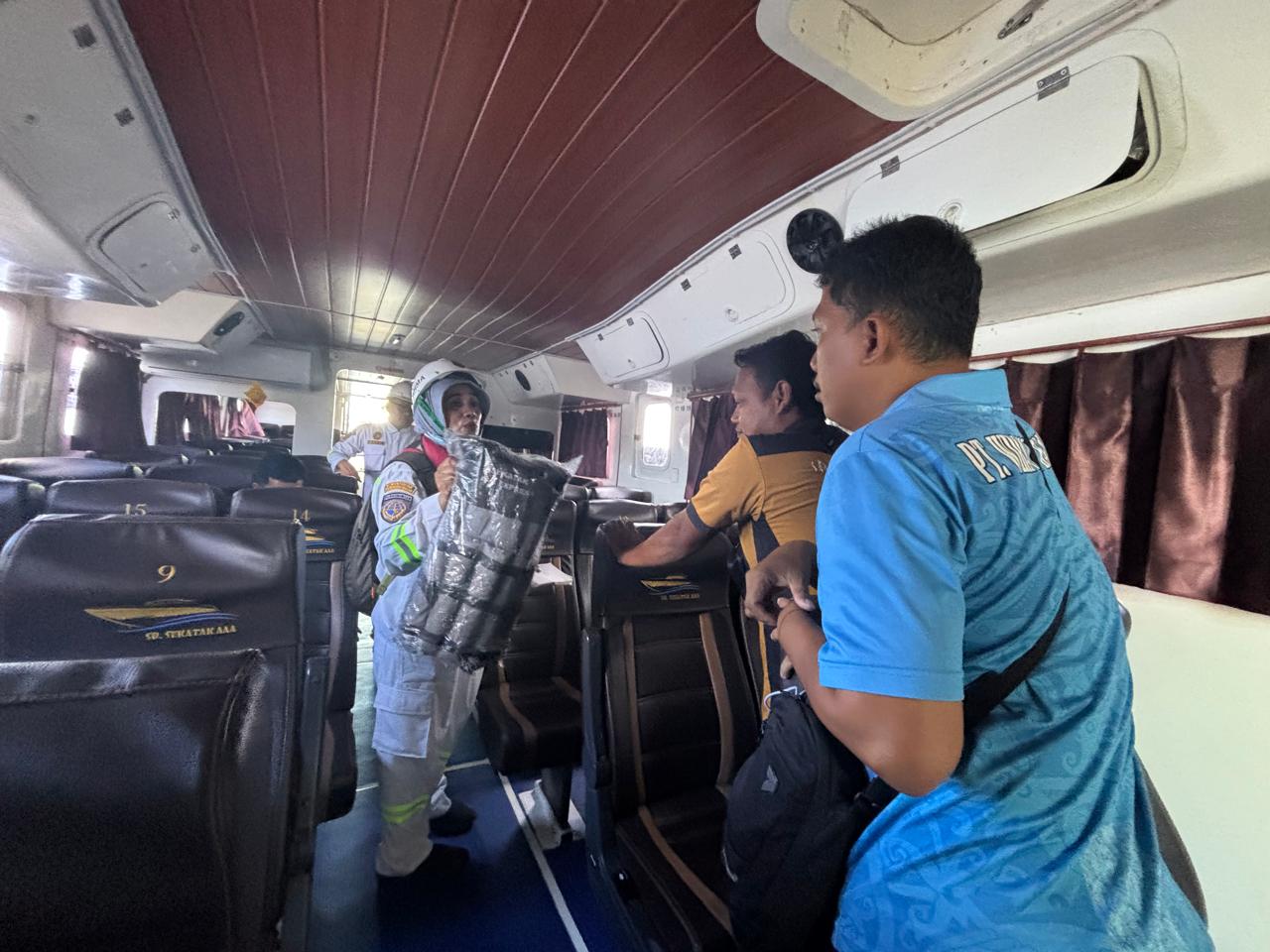 RAMP CHECK. Petugas KSOP Tarakan saat melakukan ramp check salah satu speedboat di Pelabuhan Tengkayu I Tarakan belum lama ini.(KSOP TARAKAN UNTUK HRK)