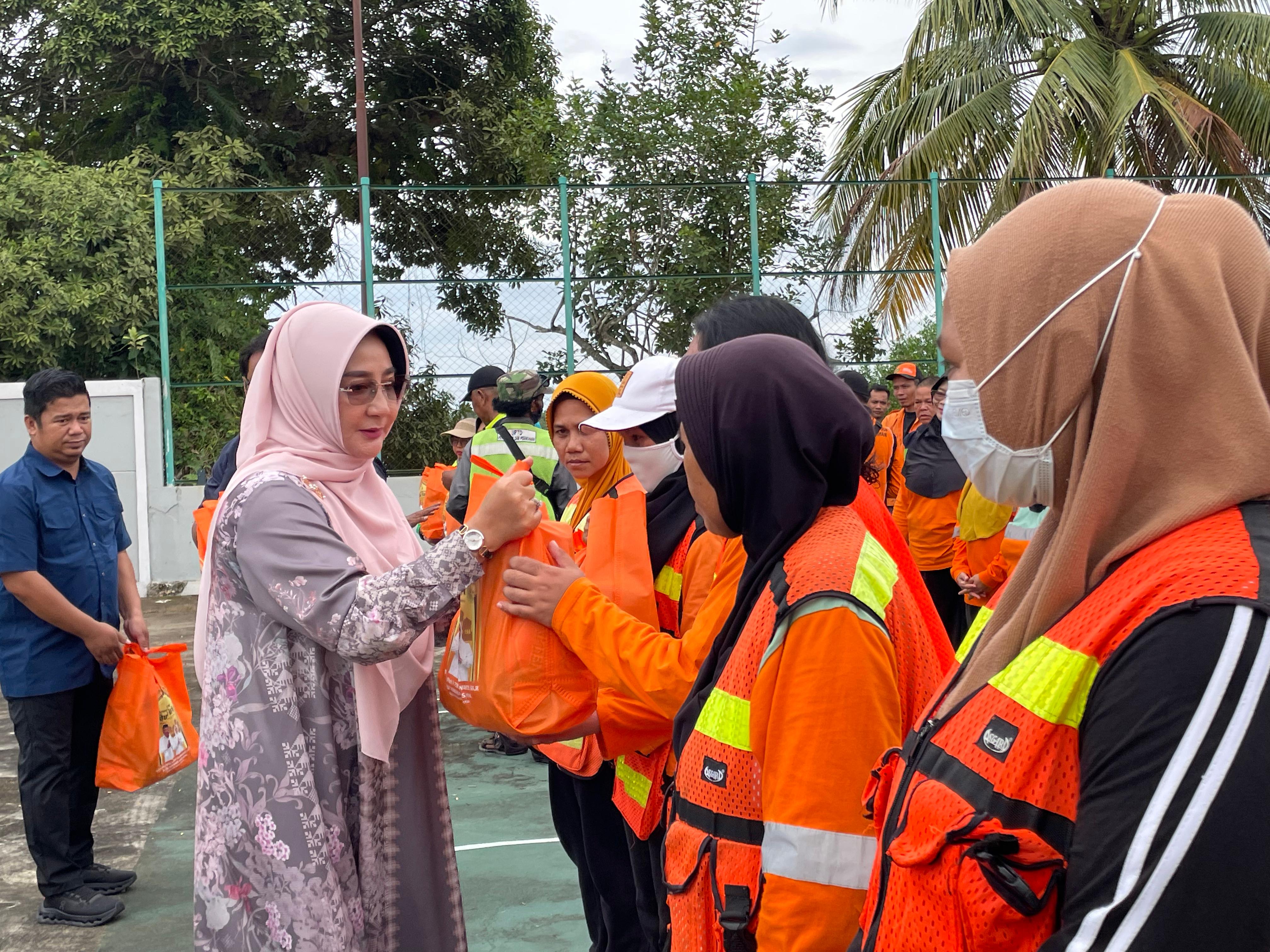 APRESIASI PETUGAS KEBERSIHAN: Bupati Berau Sri Juniarsih juga berbagi bingkisan Ramadan kepada ratusan petugas kebersihan di Berau. (SENO/BP)