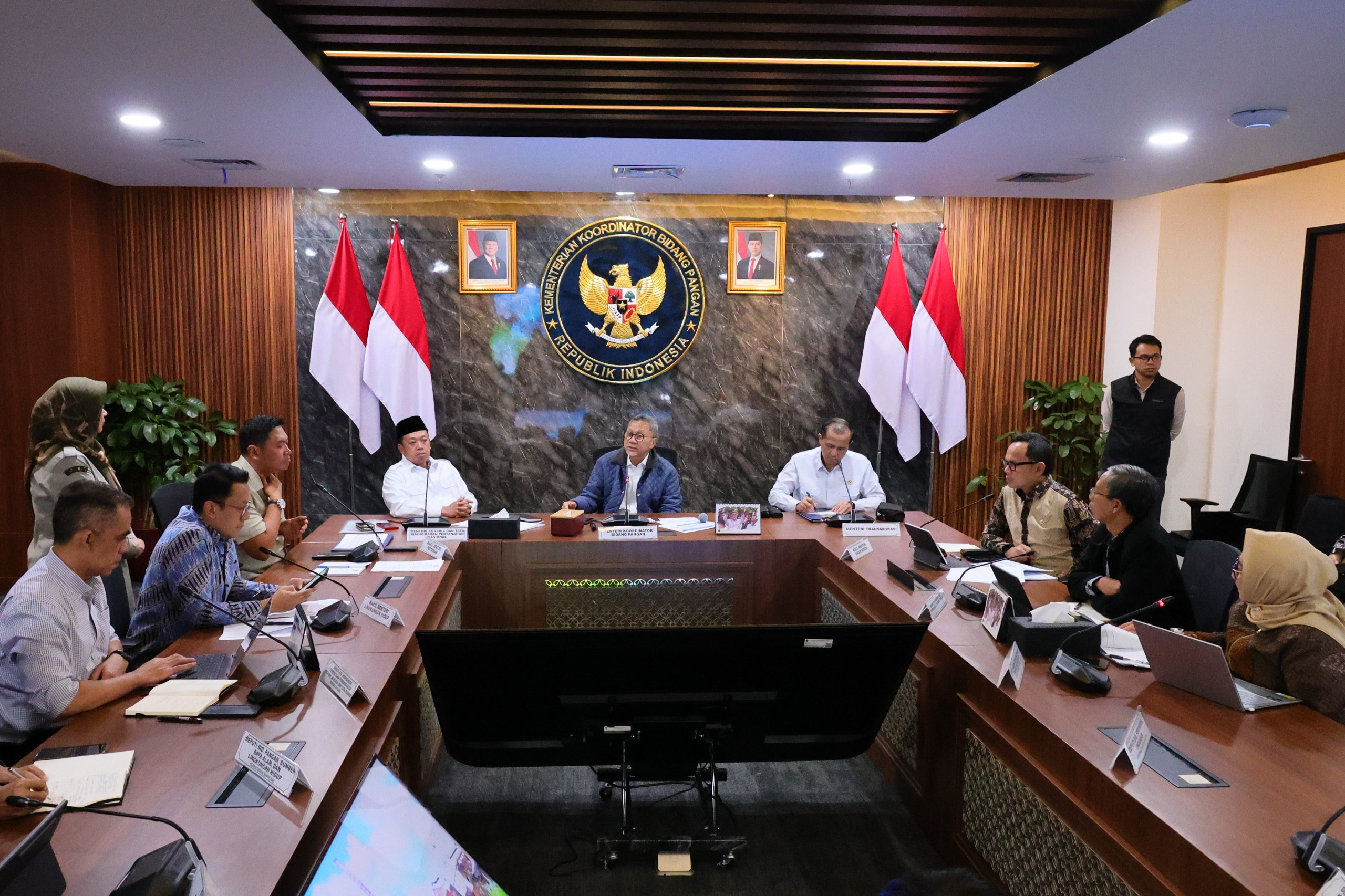 Menteri ATR/Kepala BPN Nusron Wahid memberikan paparan dalam Rapat Koordinasi Tim Terpadu Pengendalian Alih Fungsi Lahan Sawah di Kantor Kemenko Pangan, Jakarta, Kamis (12/03/2026).