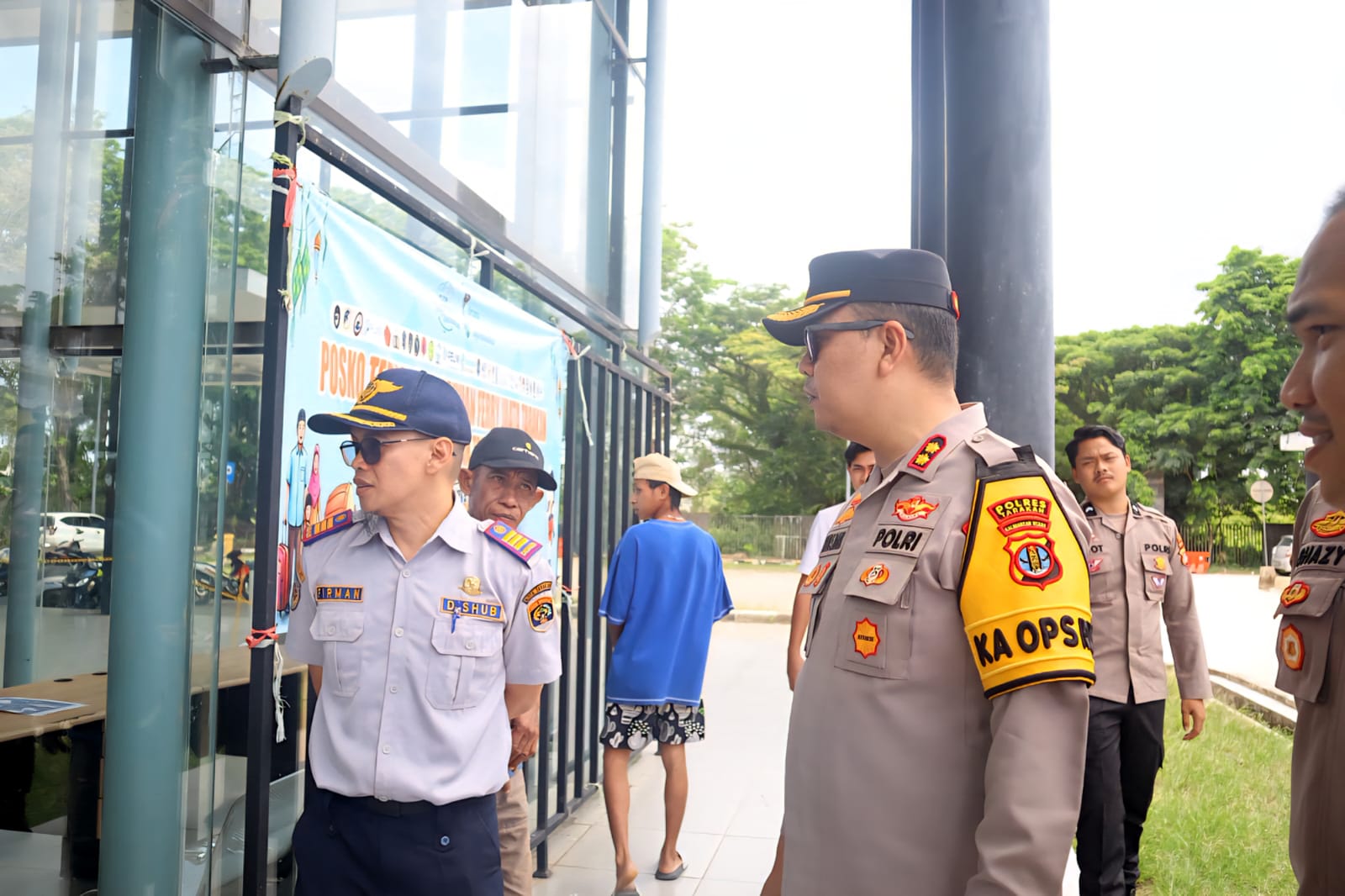 PENGAWASAN PELABUHAN: Pihak kepolisian meninjau arus mudik di Pelabuhan Feri Juata Laut, Senin (16/3). (SEPTIAN ASMADI/HRK)