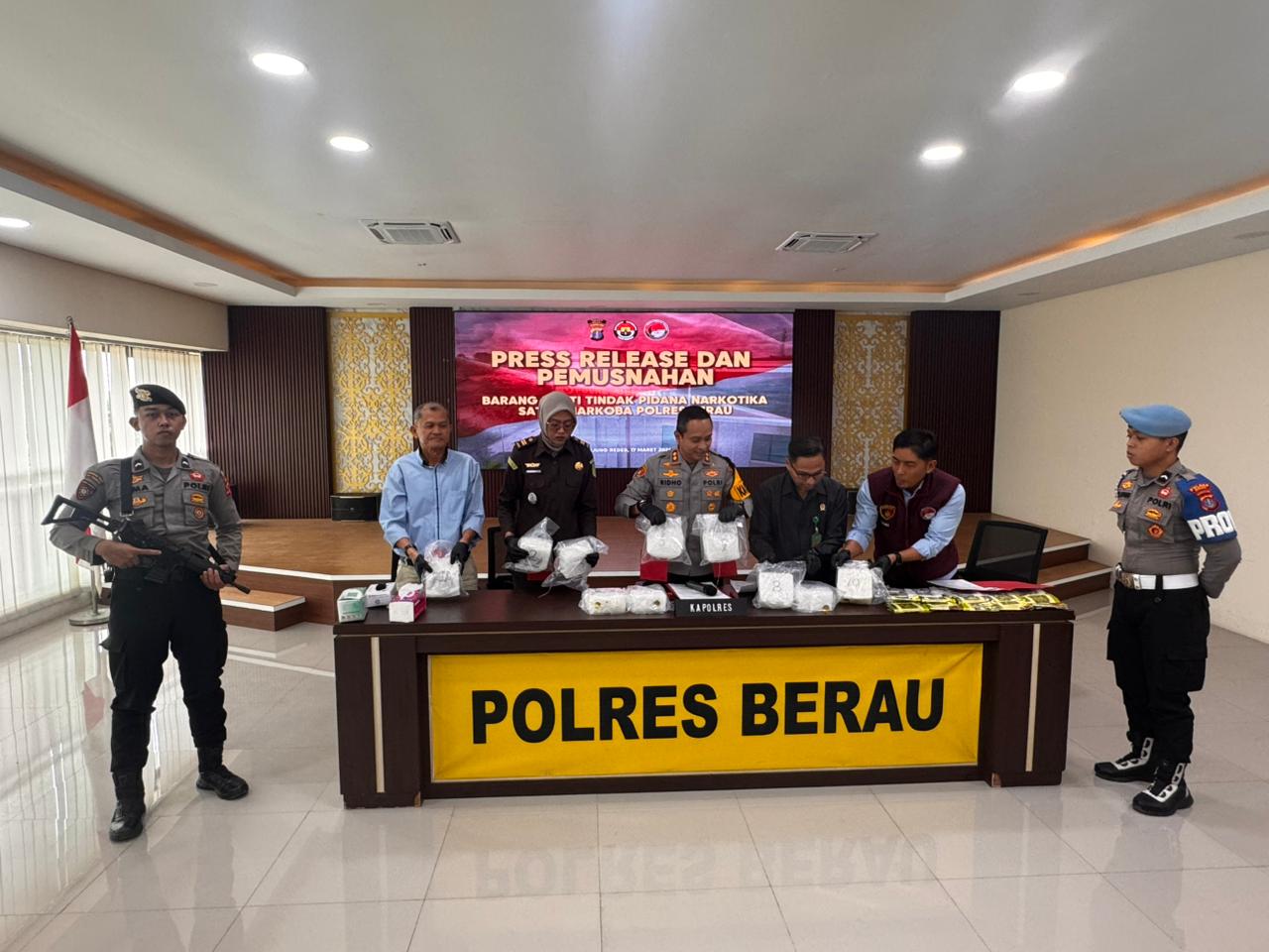 PENGUNGKAPAN: Satreskoba Polres Berau, berhasil menggagalkan peredaran sabu 10 Kg. Dalam kasus ini satu pelaku berhasil diringkus. (BERAU POST)