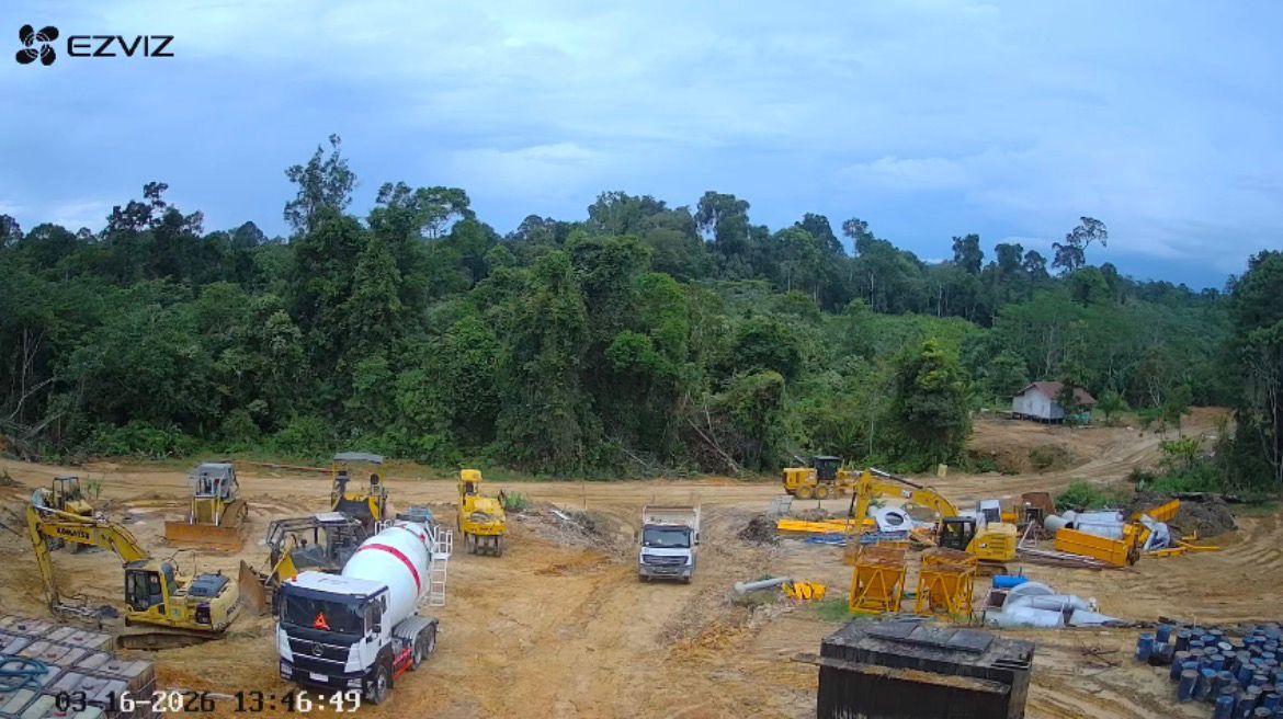 SIAGA: Proyek Pembangunan Jalan Tering &ndash; Long Bagun 6 Tahap 2, menyiagakan alat berat untuk membantu kendaraan masyarakat. (IST)